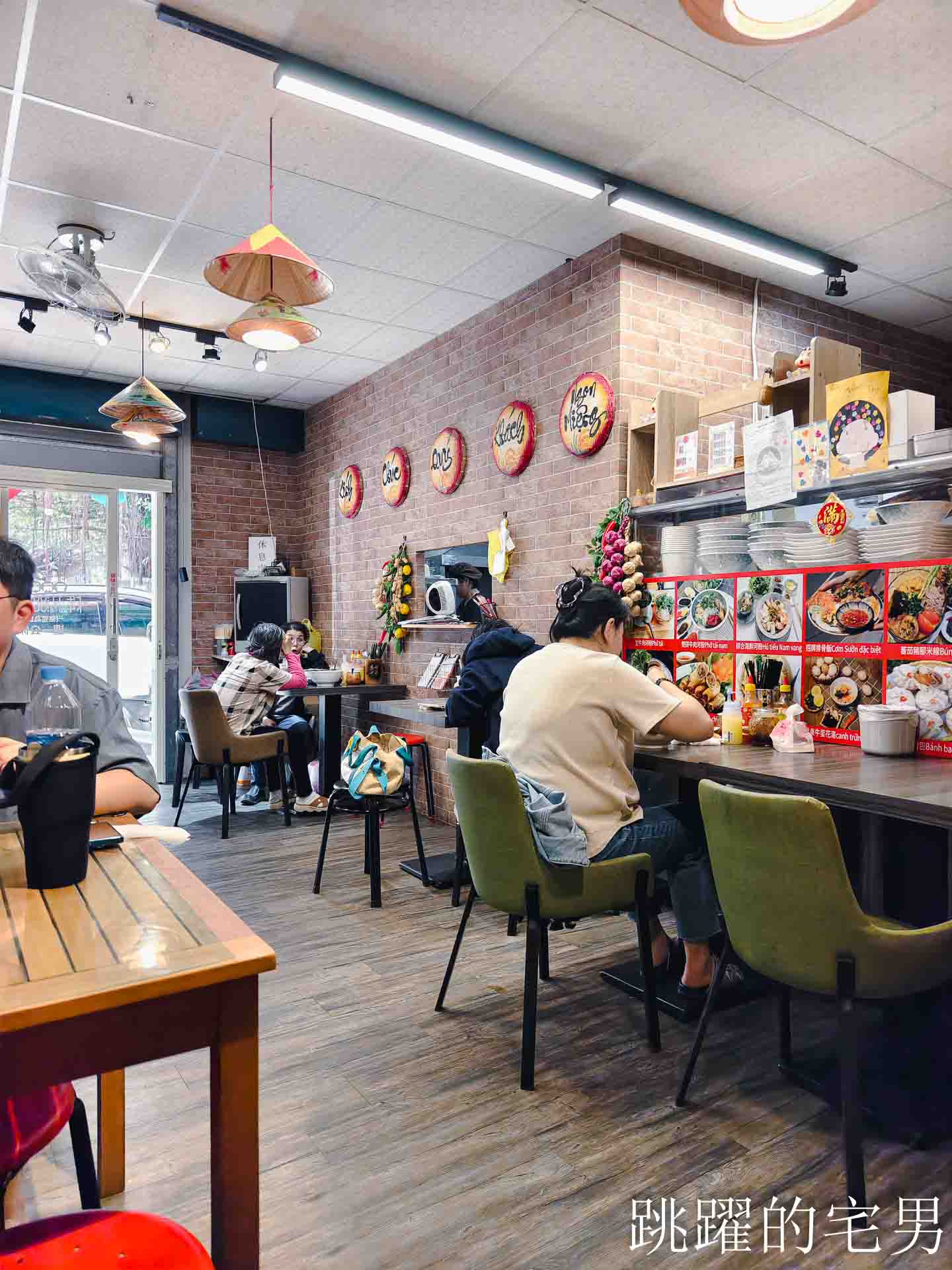 [花蓮美食]越廚餐館-濃郁系越南河粉，湯頭進化後真的會愛上，特有的越南香料風味值得再去