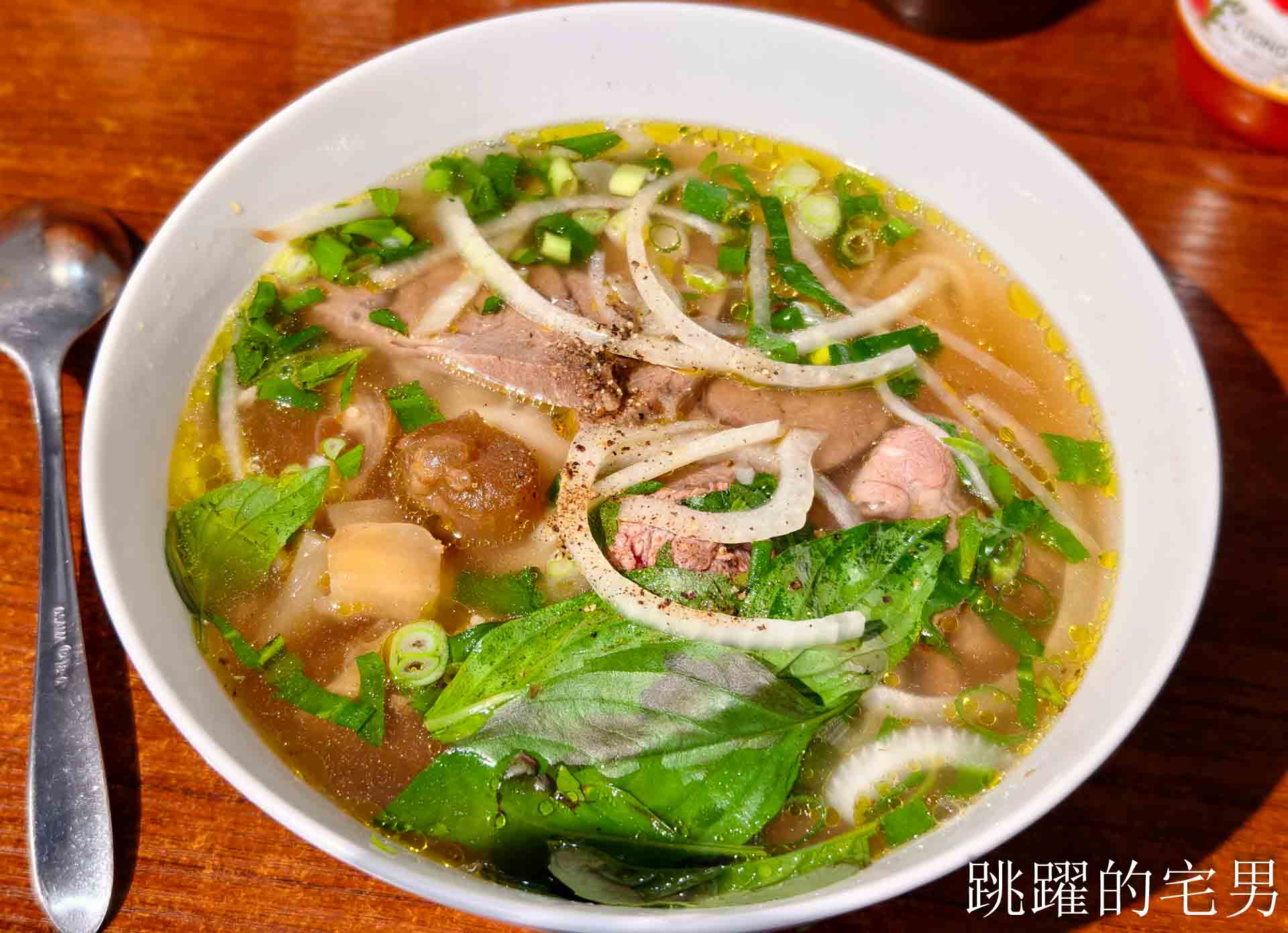 [花蓮美食]越廚餐館-濃郁系越南河粉，湯頭進化後真的會愛上，特有的越南香料風味值得再去