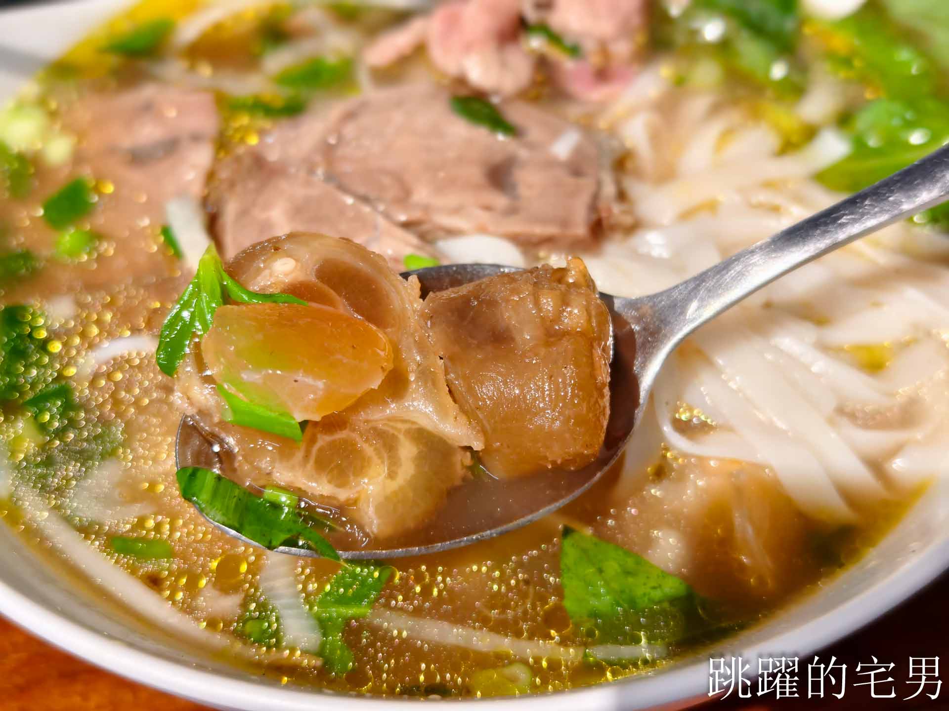 [花蓮美食]越廚餐館-濃郁系越南河粉，湯頭進化後真的會愛上，特有的越南香料風味值得再去