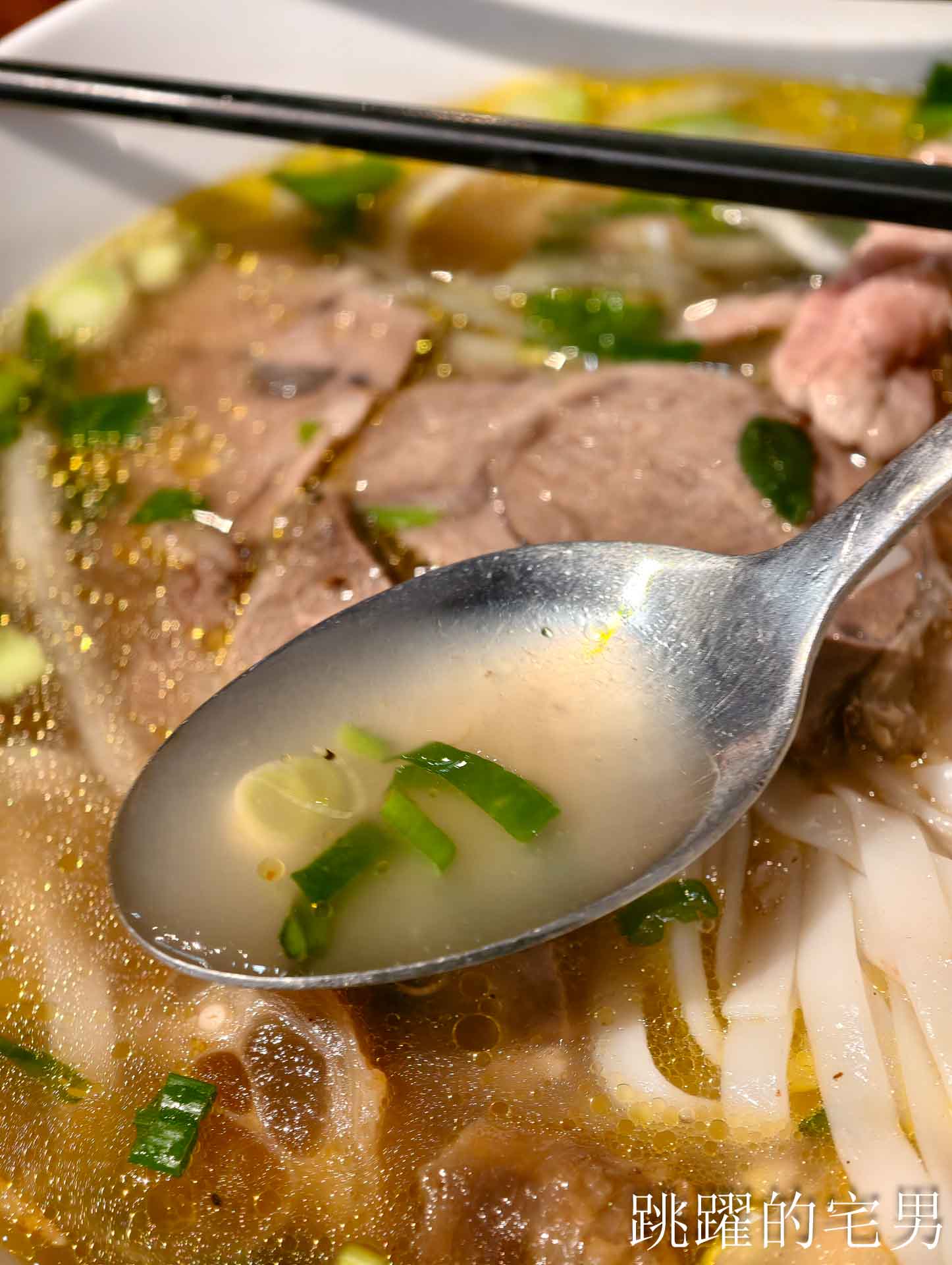 [花蓮美食]越廚餐館-濃郁系越南河粉，湯頭進化後真的會愛上，特有的越南香料風味值得再去