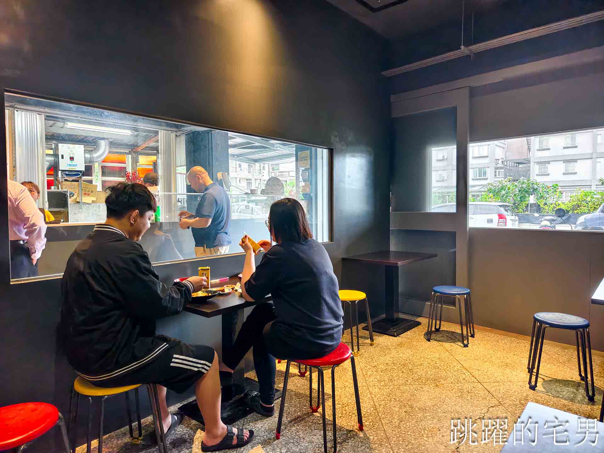 [花蓮早餐]黃家早午餐-擊不沉的炒麵戰艦，能吃完的都要尊稱一聲哥 ! 大份量花蓮炒麵辣菜脯、韭菜超多種醬料加到爽，吉安早餐
