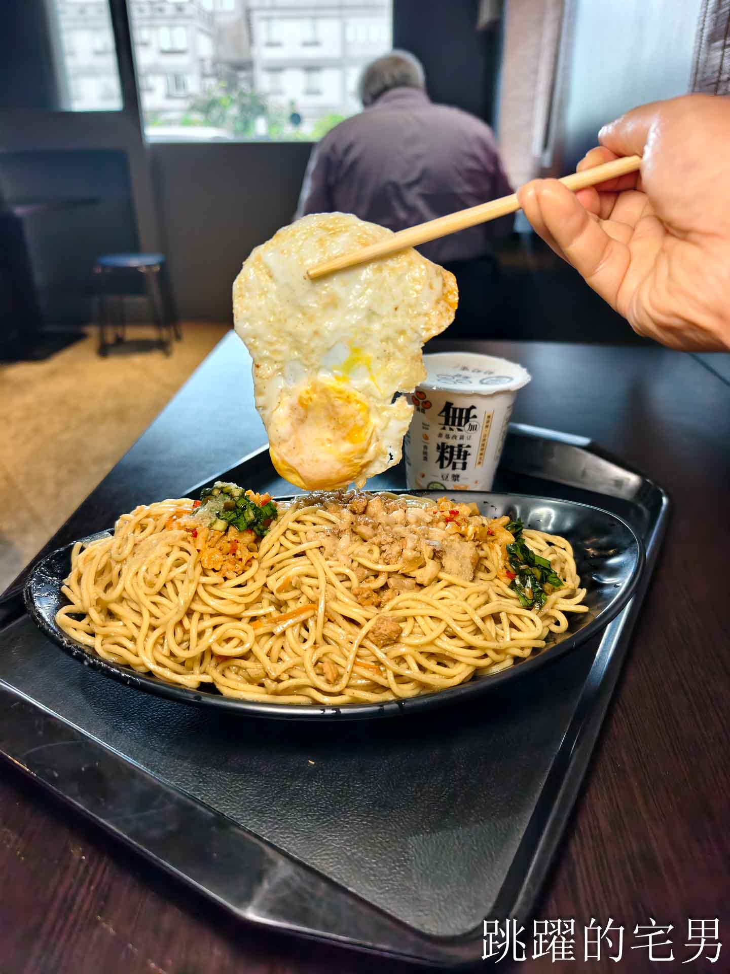 [花蓮早餐]黃家早午餐-擊不沉的炒麵戰艦，能吃完的都要尊稱一聲哥 ! 大份量花蓮炒麵辣菜脯、韭菜超多種醬料加到爽，吉安早餐