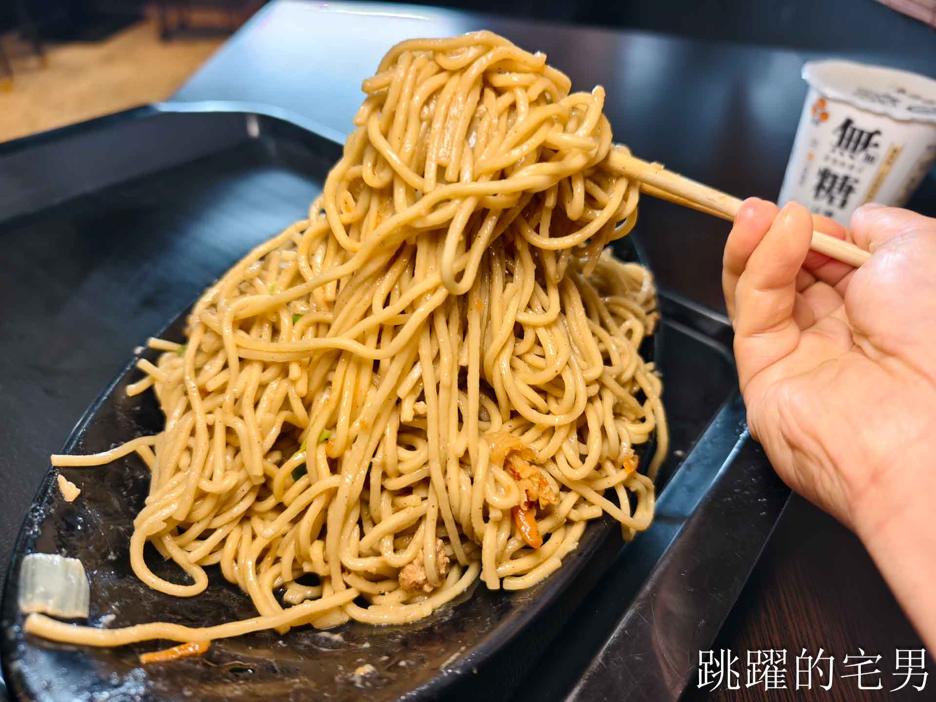 [花蓮早餐]黃家早午餐-擊不沉的炒麵戰艦，能吃完的都要尊稱一聲哥 ! 大份量花蓮炒麵辣菜脯、韭菜超多種醬料加到爽，吉安早餐