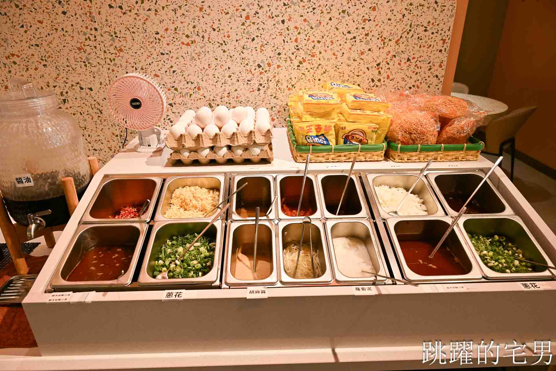 [花蓮火鍋推薦]極禾鍋物職人花蓮旗艦店: 龍蝦海鮮拼盤超霸氣！空間質感好，自助吧吃到飽，附設停車場超棒! 吉安美食