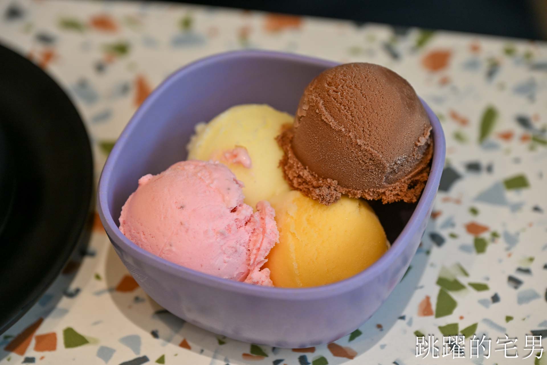 [花蓮火鍋推薦]極禾鍋物職人花蓮旗艦店: 龍蝦海鮮拼盤超霸氣！空間質感好，自助吧吃到飽，附設停車場超棒! 吉安美食