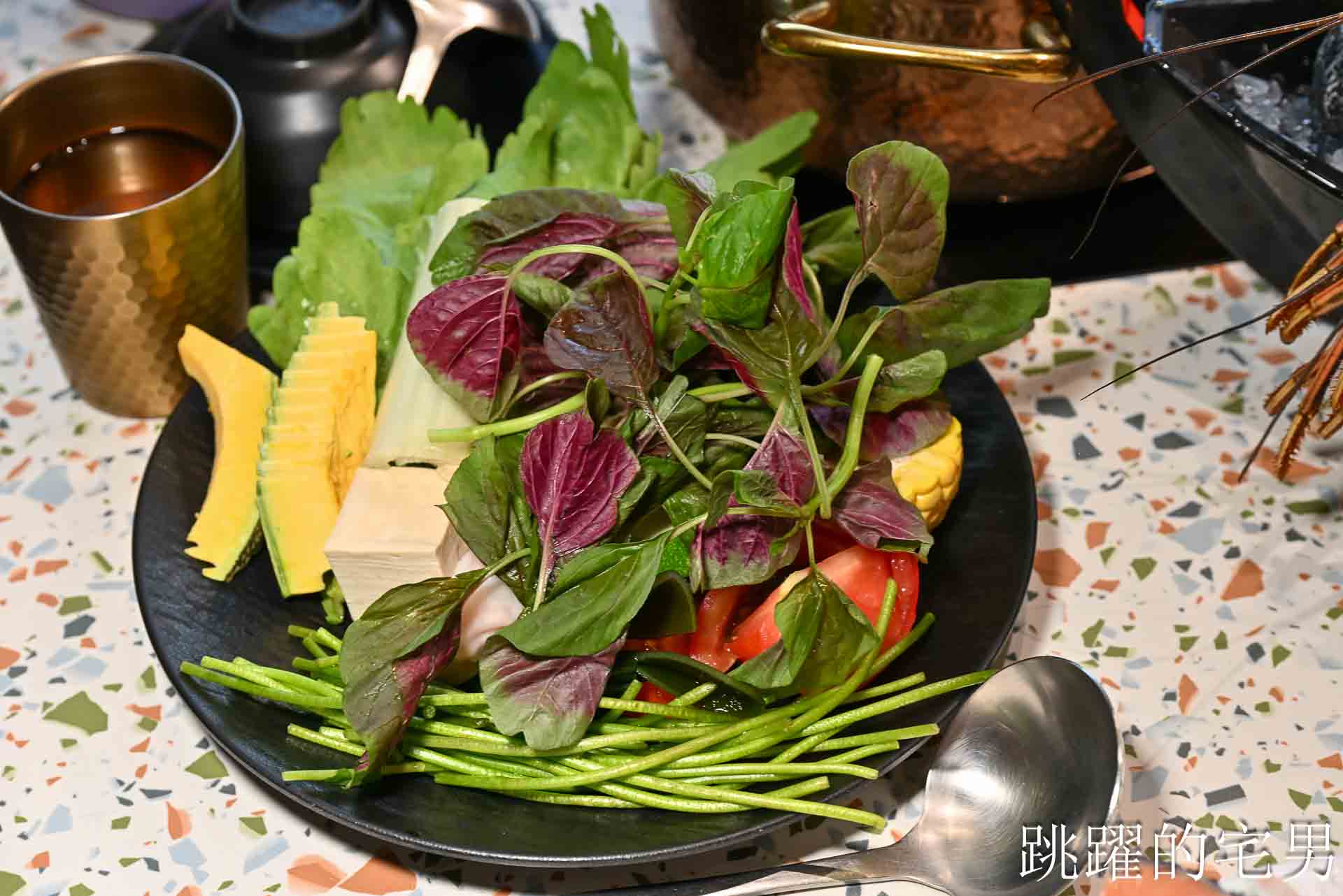[花蓮火鍋推薦]極禾鍋物職人花蓮旗艦店: 龍蝦海鮮拼盤超霸氣！空間質感好，自助吧吃到飽，附設停車場超棒! 吉安美食