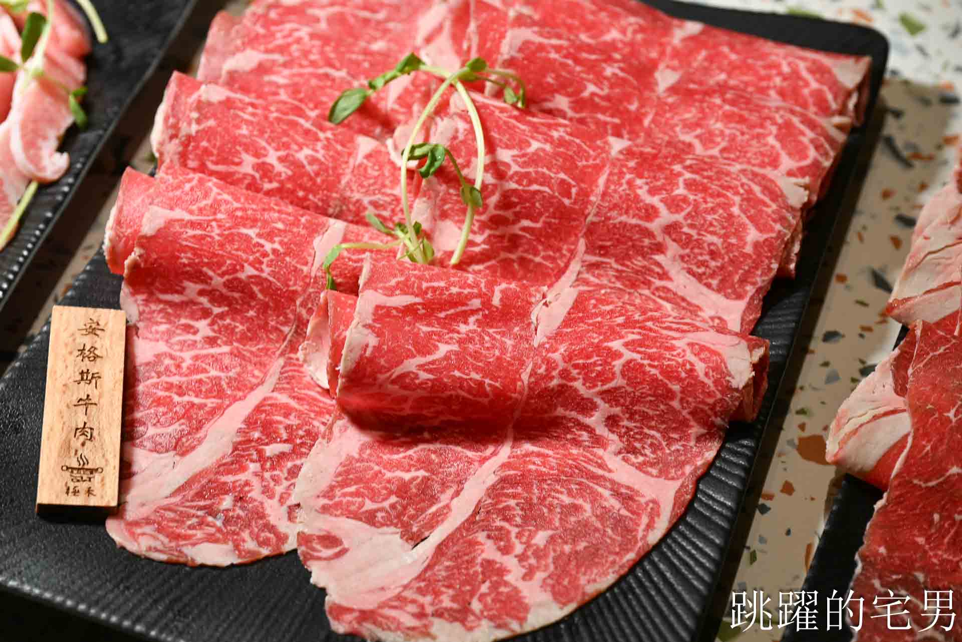 [花蓮火鍋推薦]極禾鍋物職人花蓮旗艦店: 龍蝦海鮮拼盤超霸氣！空間質感好，自助吧吃到飽，附設停車場超棒! 吉安美食