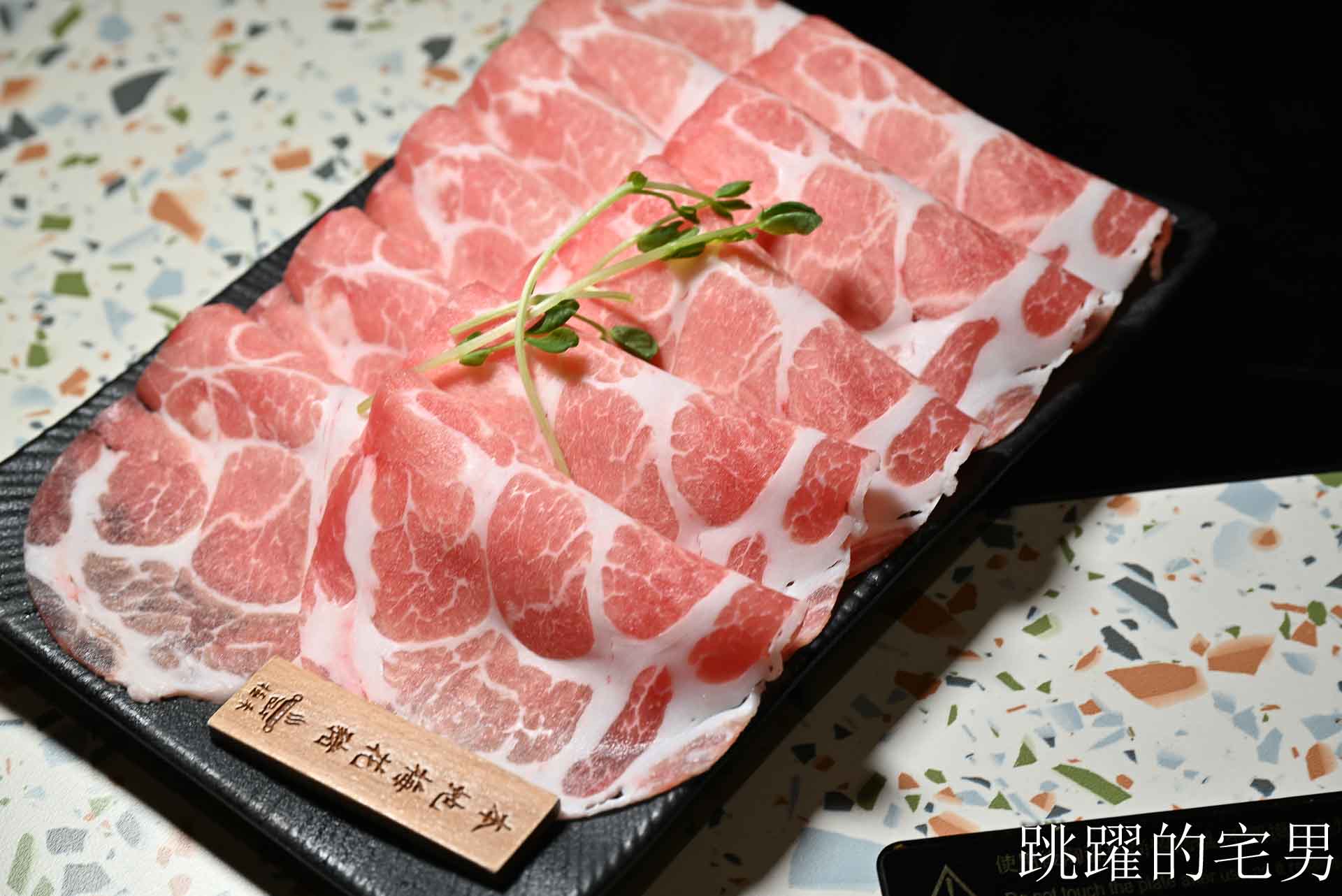 [花蓮火鍋推薦]極禾鍋物職人花蓮旗艦店: 龍蝦海鮮拼盤超霸氣！空間質感好，自助吧吃到飽，附設停車場超棒! 吉安美食