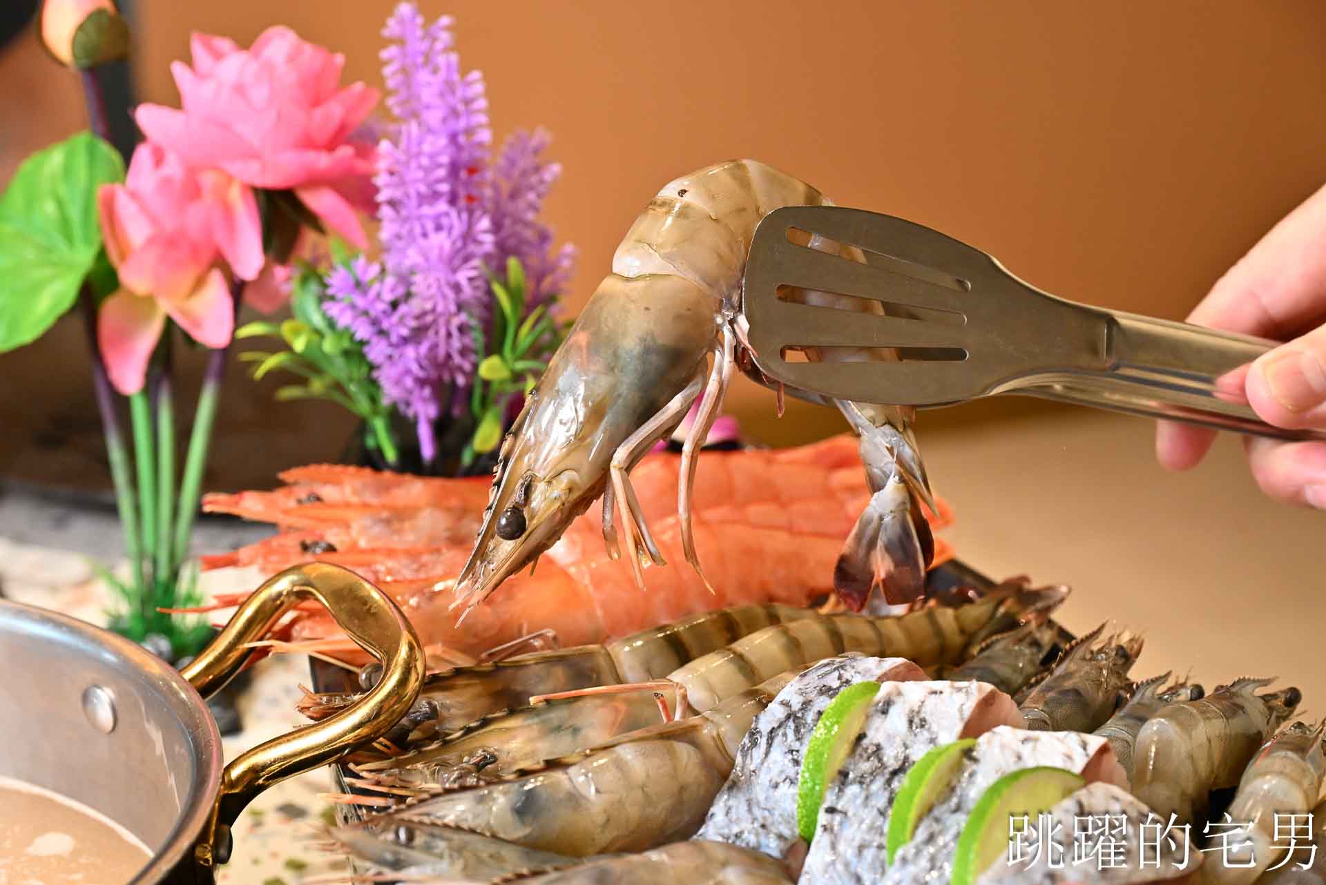 [花蓮火鍋推薦]極禾鍋物職人花蓮旗艦店: 龍蝦海鮮拼盤超霸氣！空間質感好，自助吧吃到飽，附設停車場超棒! 吉安美食