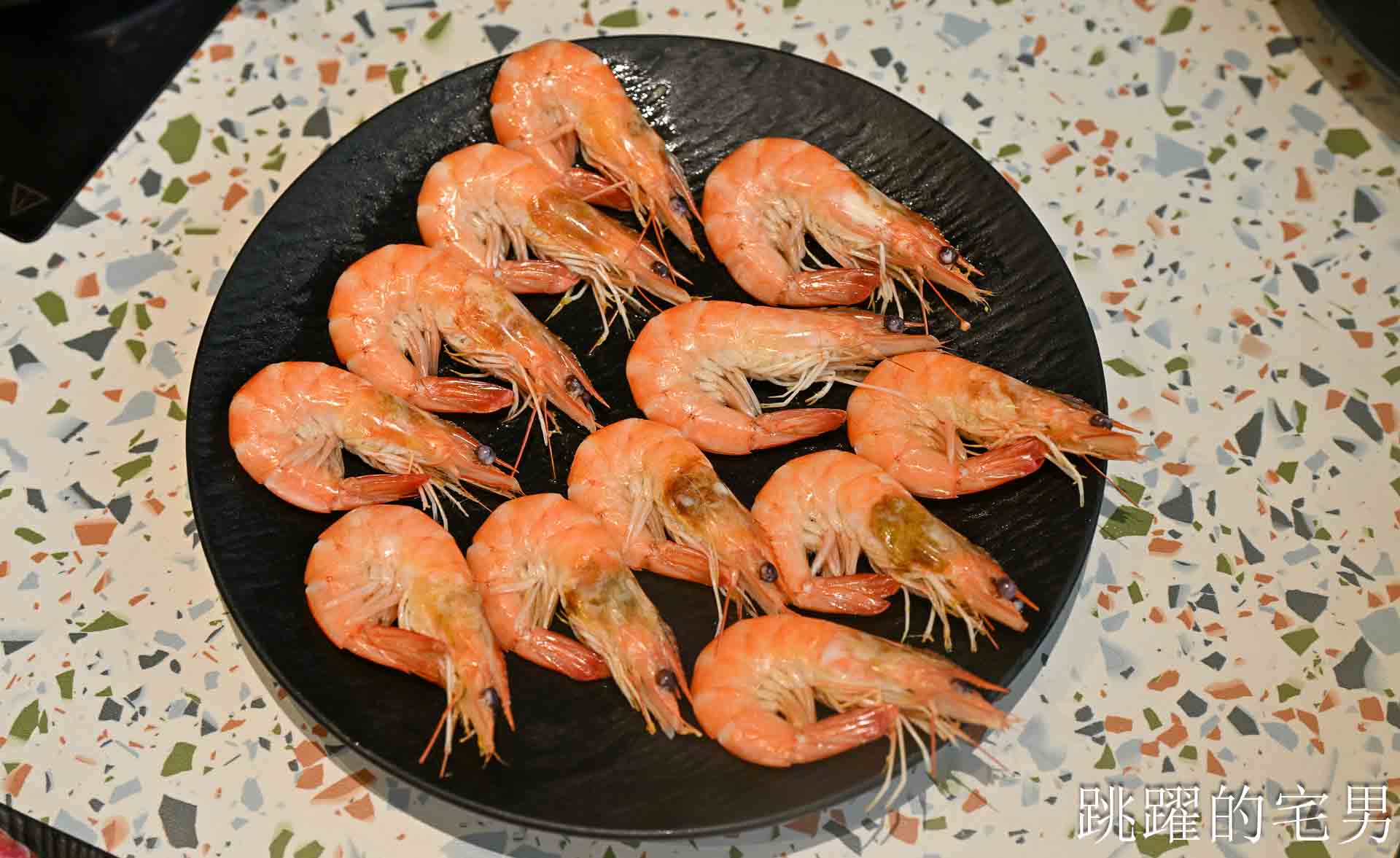 [花蓮火鍋推薦]極禾鍋物職人花蓮旗艦店: 龍蝦海鮮拼盤超霸氣！空間質感好，自助吧吃到飽，附設停車場超棒! 吉安美食