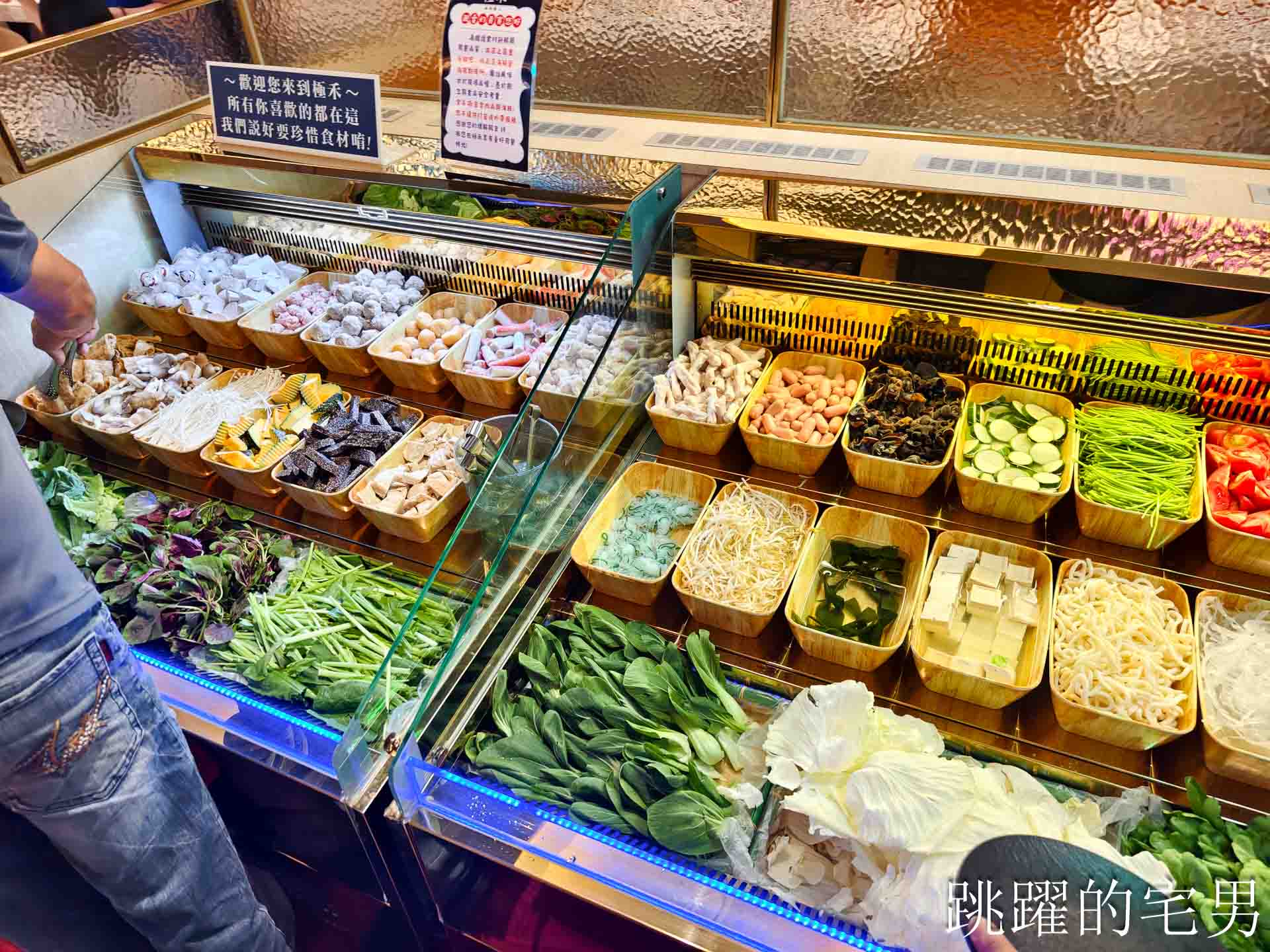 [花蓮火鍋推薦]極禾鍋物職人花蓮旗艦店: 龍蝦海鮮拼盤超霸氣！空間質感好，自助吧吃到飽，附設停車場超棒! 吉安美食