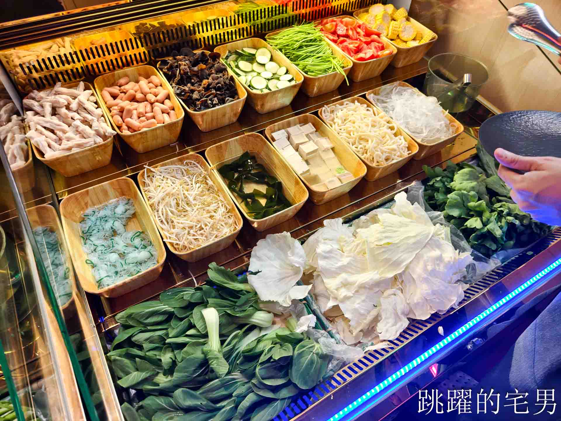 [花蓮火鍋推薦]極禾鍋物職人花蓮旗艦店: 龍蝦海鮮拼盤超霸氣！空間質感好，自助吧吃到飽，附設停車場超棒! 吉安美食