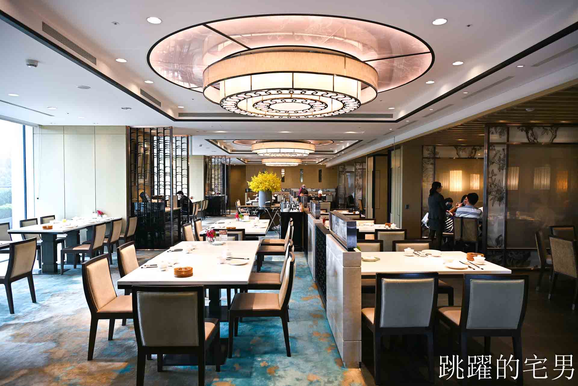 [南港美食]粵亮廣式料理-金魚餃可愛捨不得吃，居然有小當家熊貓豆腐! 烤鴨沾跳跳糖好吃到驚人! 六福萬怡酒店台北烤鴨