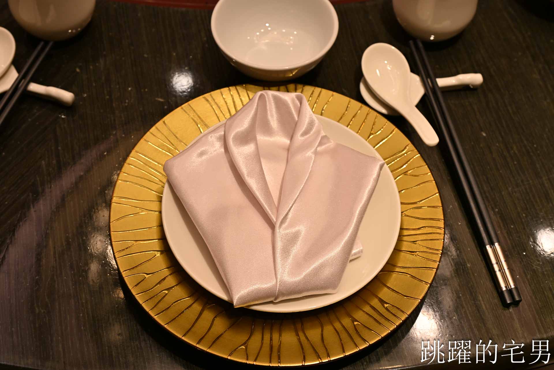 [南港美食]粵亮廣式料理-金魚餃可愛捨不得吃，居然有小當家熊貓豆腐! 烤鴨沾跳跳糖好吃到驚人! 六福萬怡酒店台北烤鴨