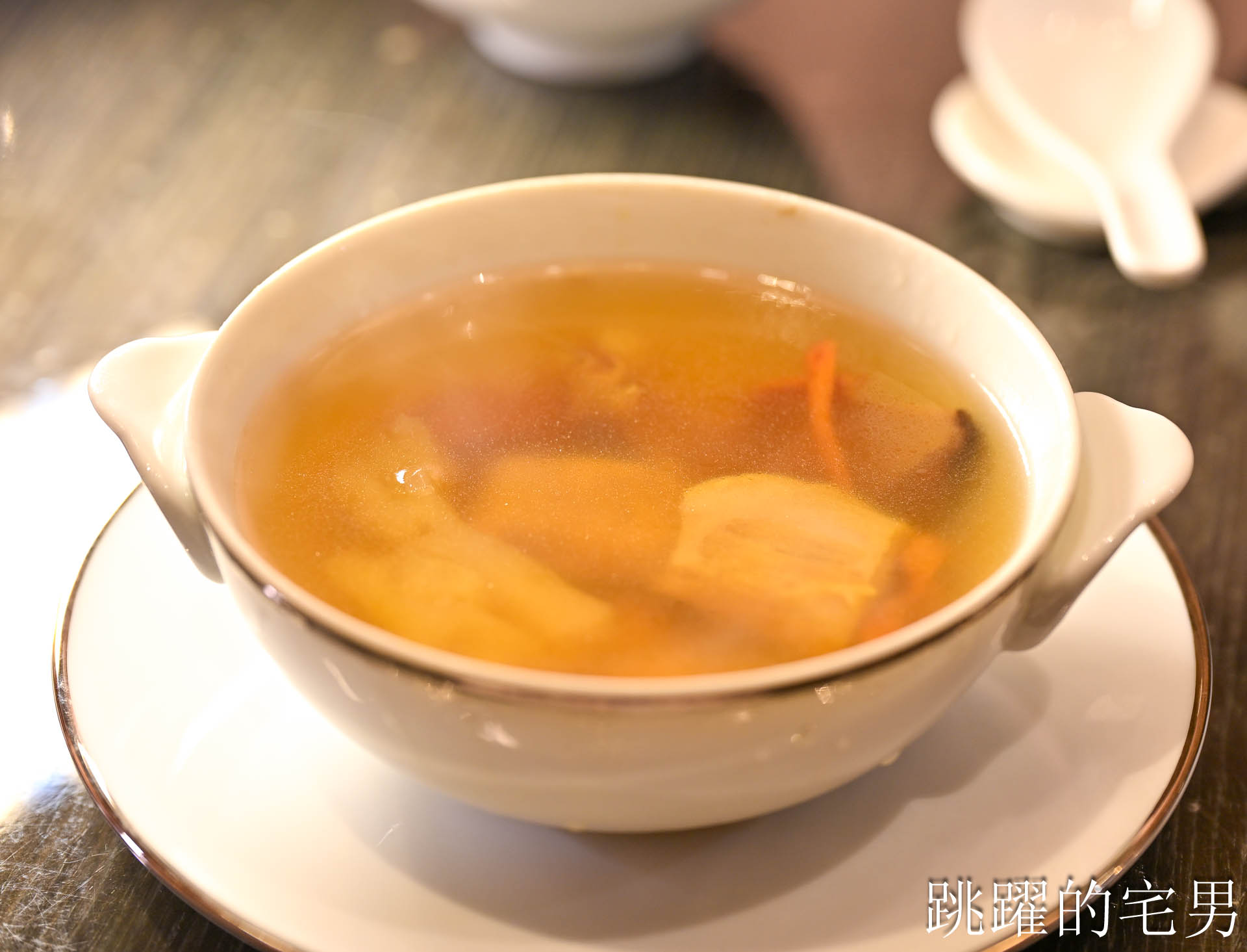 [南港美食]粵亮廣式料理-金魚餃可愛捨不得吃，居然有小當家熊貓豆腐! 烤鴨沾跳跳糖好吃到驚人! 六福萬怡酒店台北烤鴨