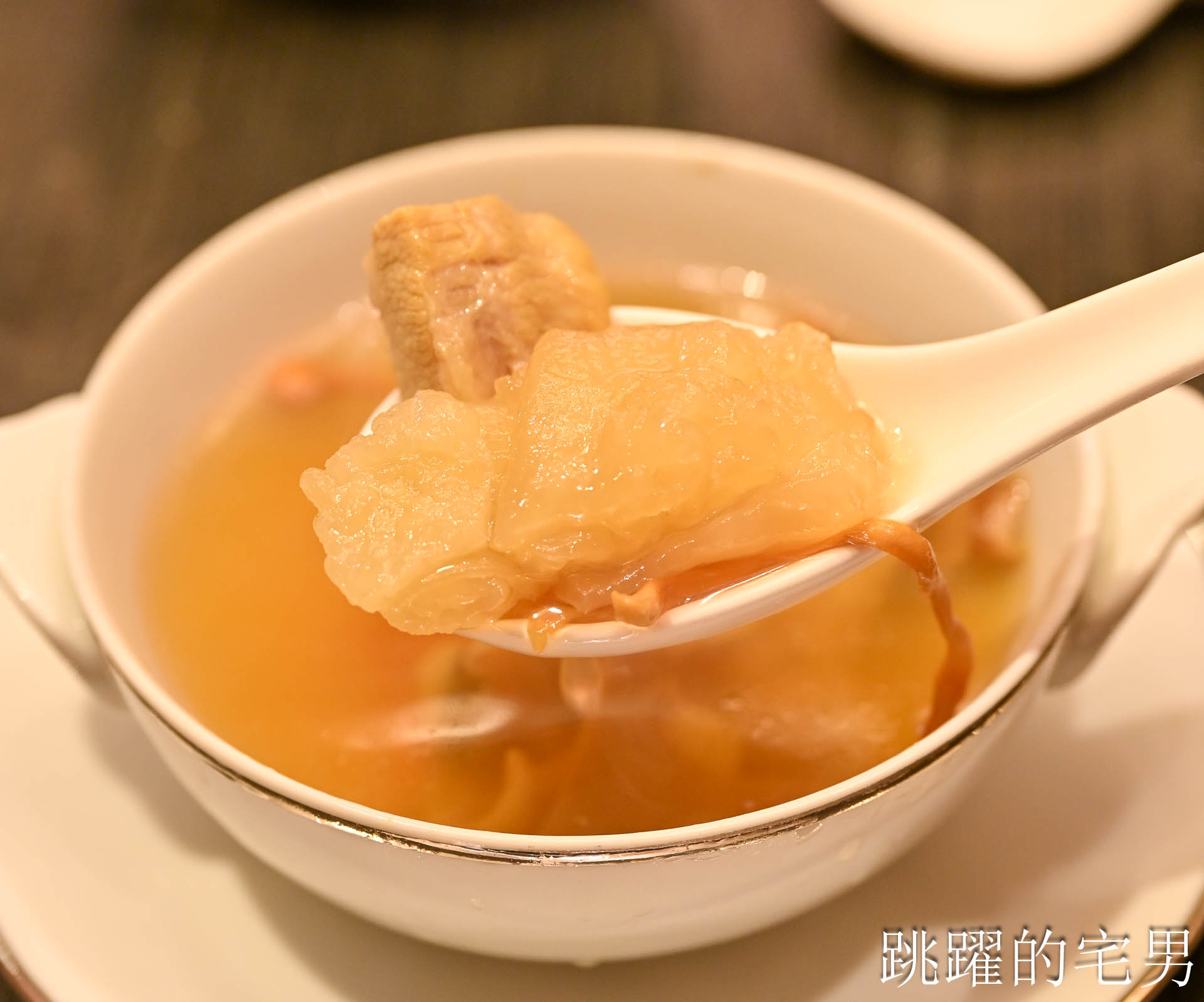 [南港美食]粵亮廣式料理-金魚餃可愛捨不得吃，居然有小當家熊貓豆腐! 烤鴨沾跳跳糖好吃到驚人! 六福萬怡酒店台北烤鴨