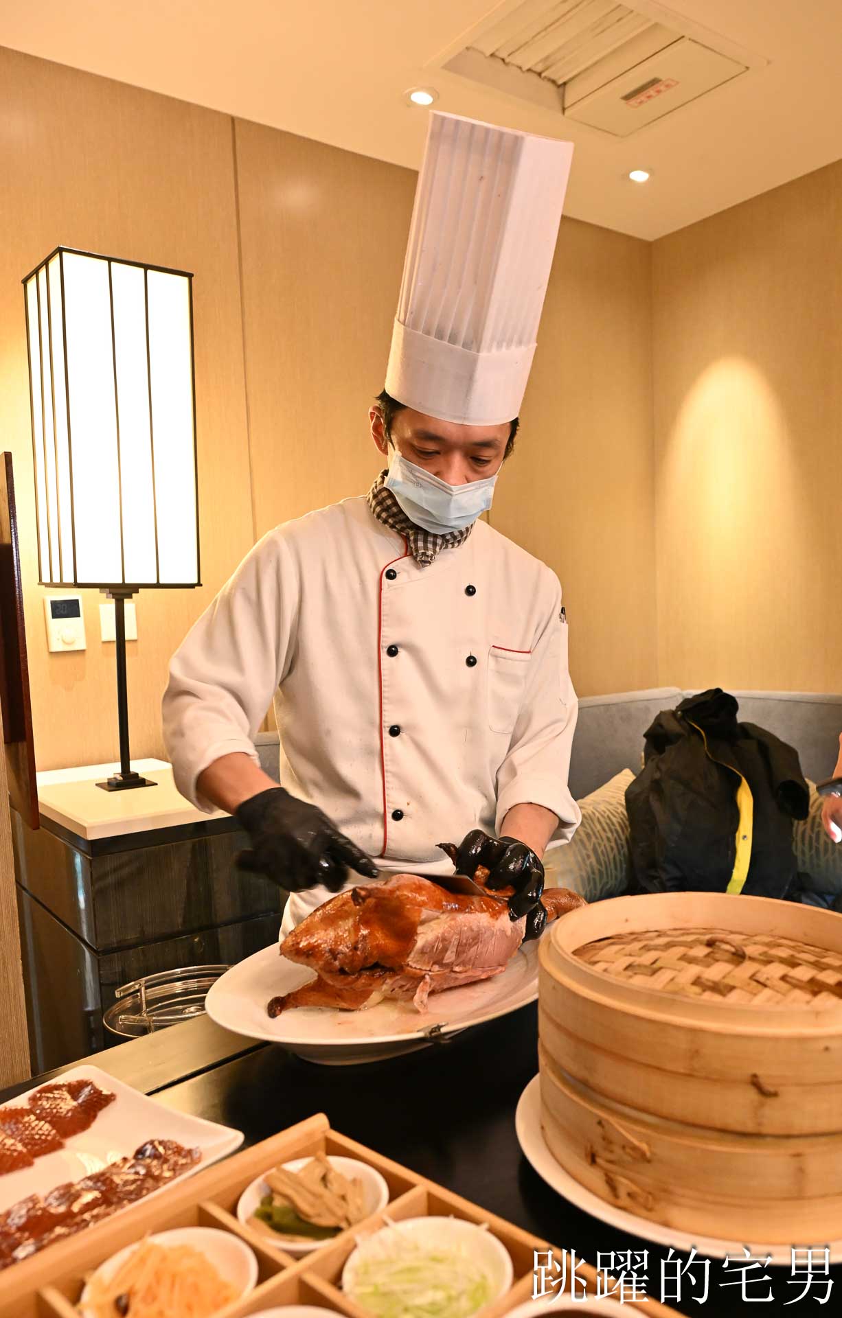 [南港美食]粵亮廣式料理-金魚餃可愛捨不得吃，居然有小當家熊貓豆腐! 烤鴨沾跳跳糖好吃到驚人! 六福萬怡酒店台北烤鴨