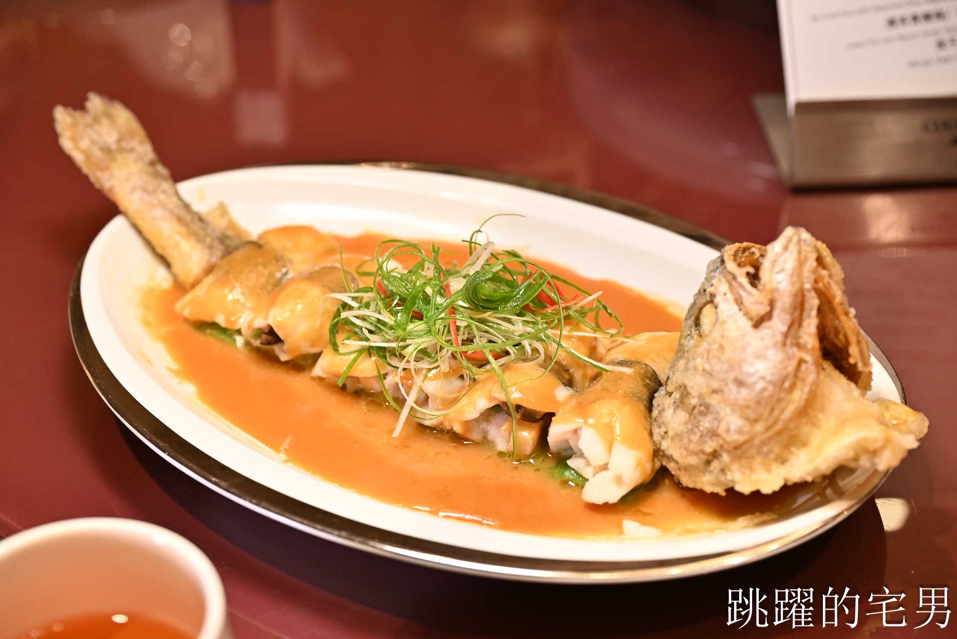 [南港美食]粵亮廣式料理-金魚餃可愛捨不得吃，居然有小當家熊貓豆腐! 烤鴨沾跳跳糖好吃到驚人! 六福萬怡酒店台北烤鴨