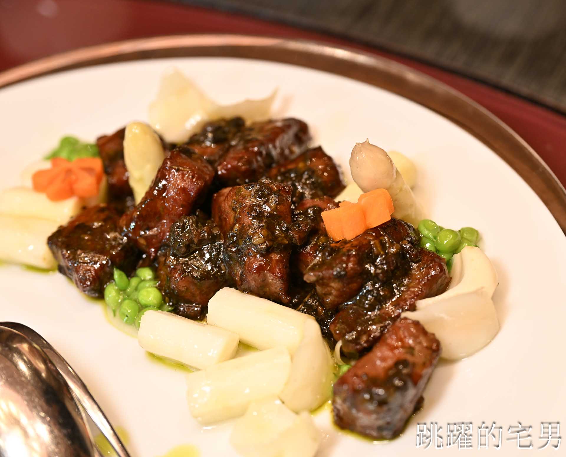 [南港美食]粵亮廣式料理-金魚餃可愛捨不得吃，居然有小當家熊貓豆腐! 烤鴨沾跳跳糖好吃到驚人! 六福萬怡酒店台北烤鴨