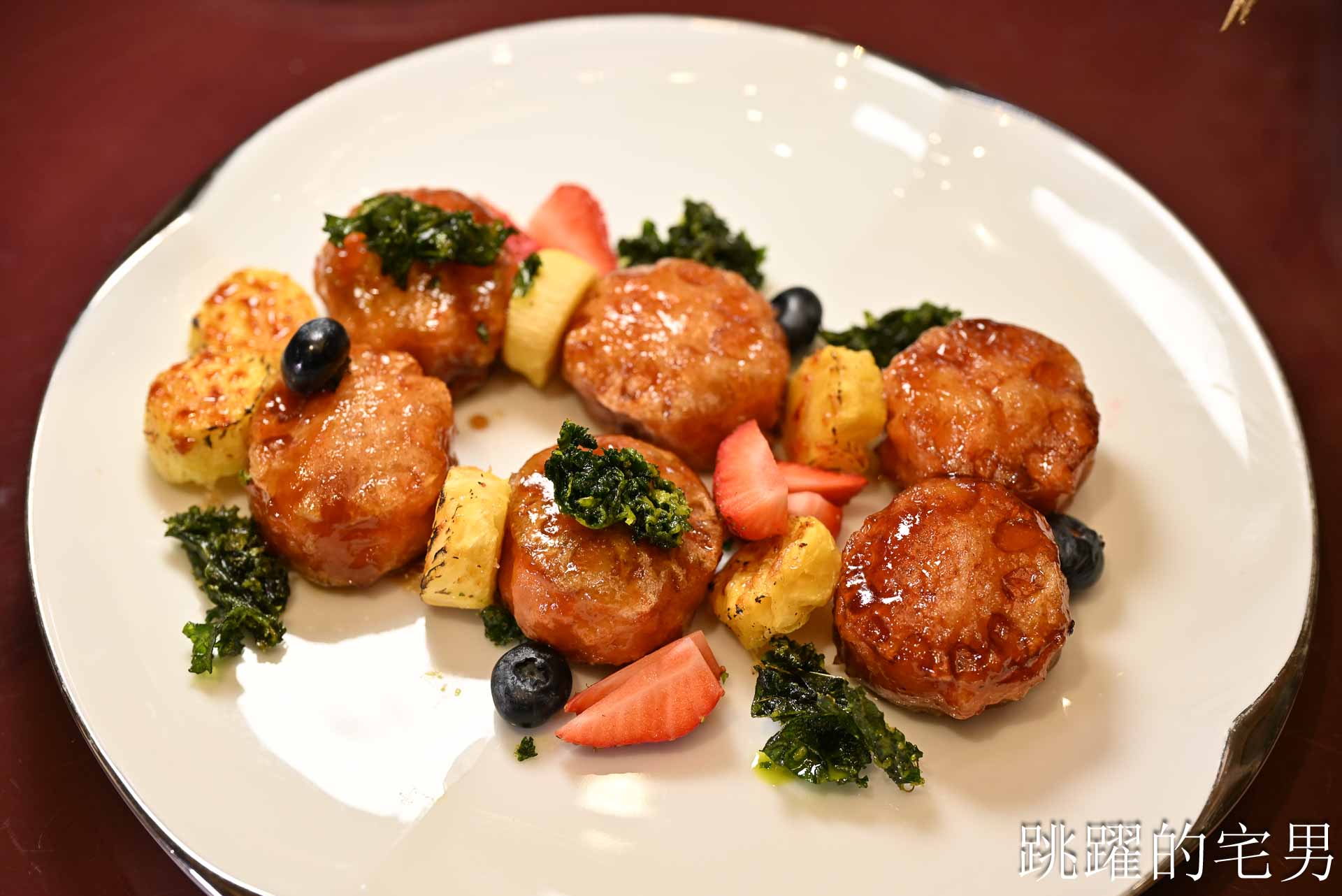 [南港美食]粵亮廣式料理-金魚餃可愛捨不得吃，居然有小當家熊貓豆腐! 烤鴨沾跳跳糖好吃到驚人! 六福萬怡酒店台北烤鴨