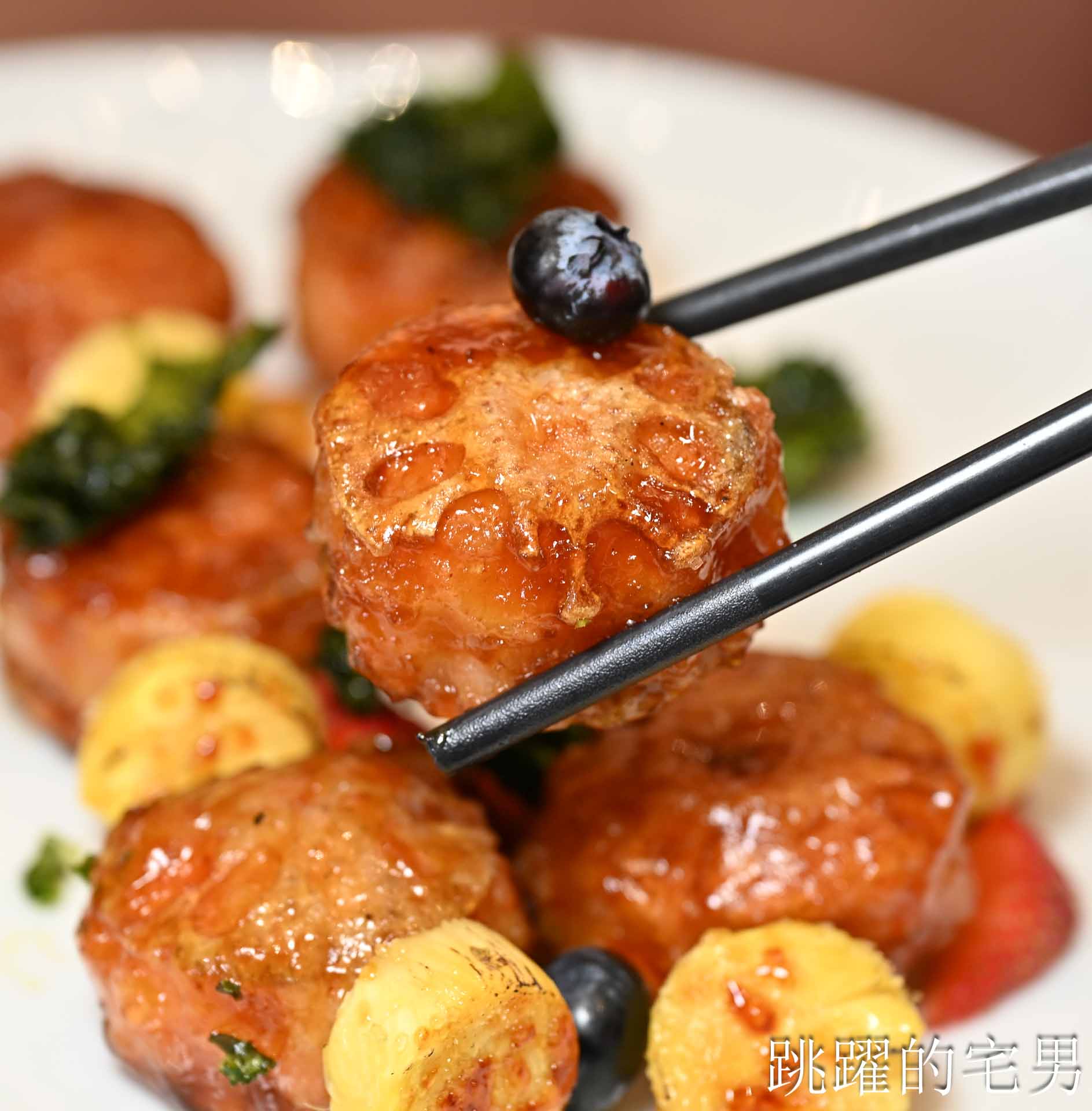 [南港美食]粵亮廣式料理-金魚餃可愛捨不得吃，居然有小當家熊貓豆腐! 烤鴨沾跳跳糖好吃到驚人! 六福萬怡酒店台北烤鴨