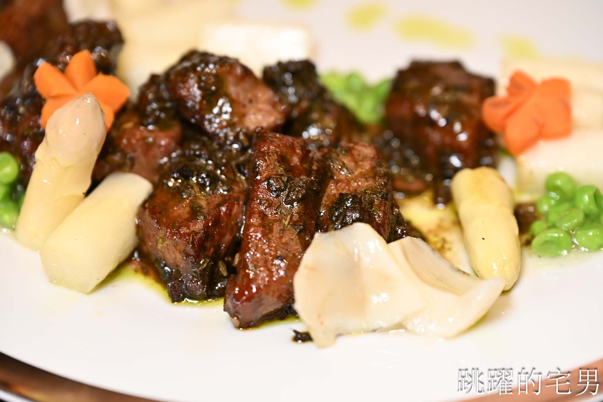 [南港美食]粵亮廣式料理-金魚餃可愛捨不得吃，居然有小當家熊貓豆腐! 烤鴨沾跳跳糖好吃到驚人! 六福萬怡酒店台北烤鴨