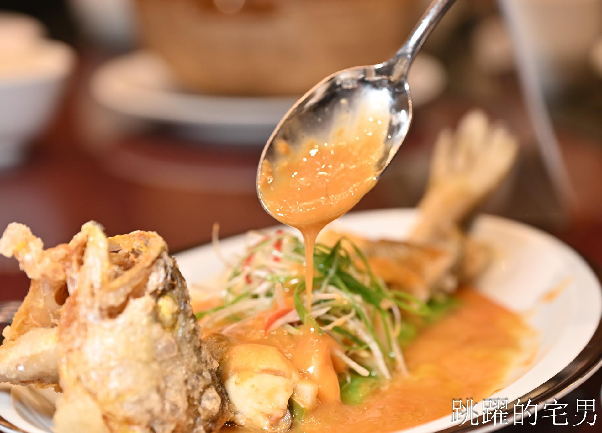 [南港美食]粵亮廣式料理-金魚餃可愛捨不得吃，居然有小當家熊貓豆腐! 烤鴨沾跳跳糖好吃到驚人! 六福萬怡酒店台北烤鴨