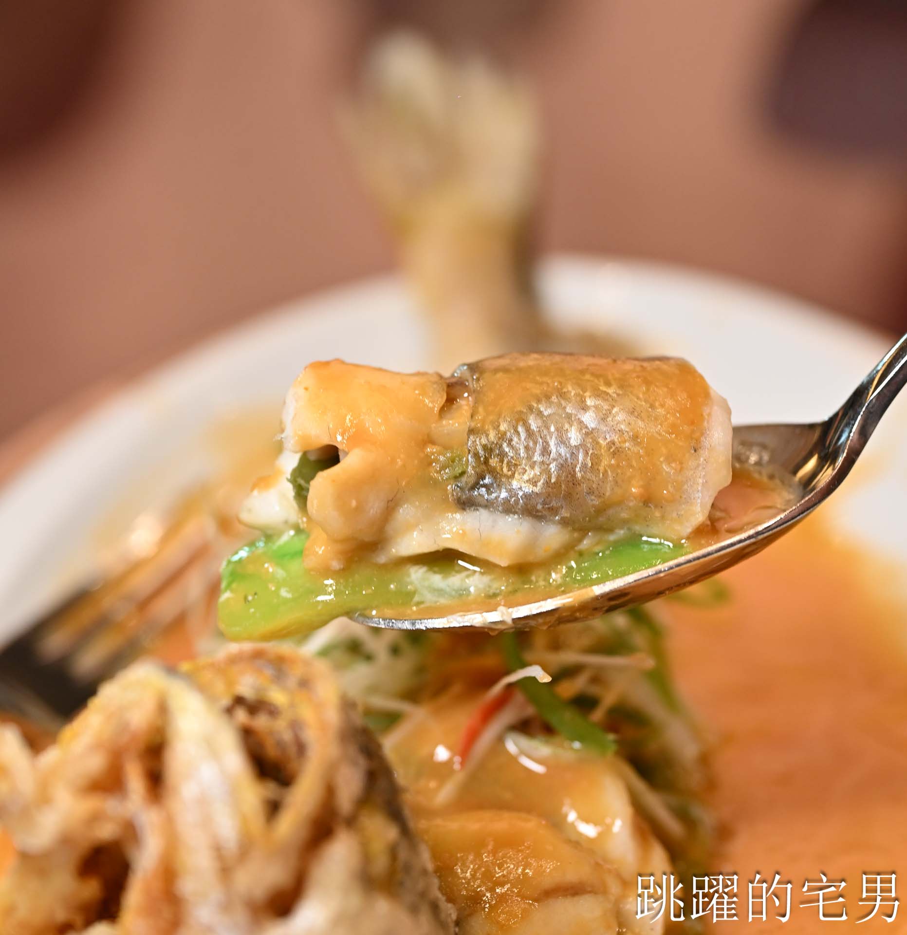 [南港美食]粵亮廣式料理-金魚餃可愛捨不得吃，居然有小當家熊貓豆腐! 烤鴨沾跳跳糖好吃到驚人! 六福萬怡酒店台北烤鴨