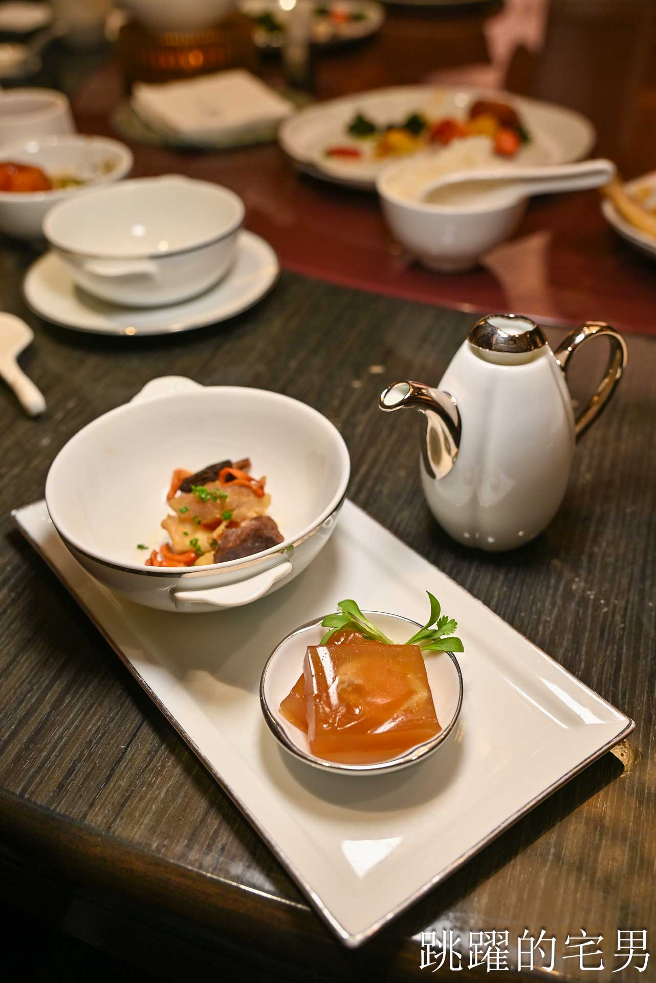 [南港美食]粵亮廣式料理-金魚餃可愛捨不得吃，居然有小當家熊貓豆腐! 烤鴨沾跳跳糖好吃到驚人! 六福萬怡酒店台北烤鴨