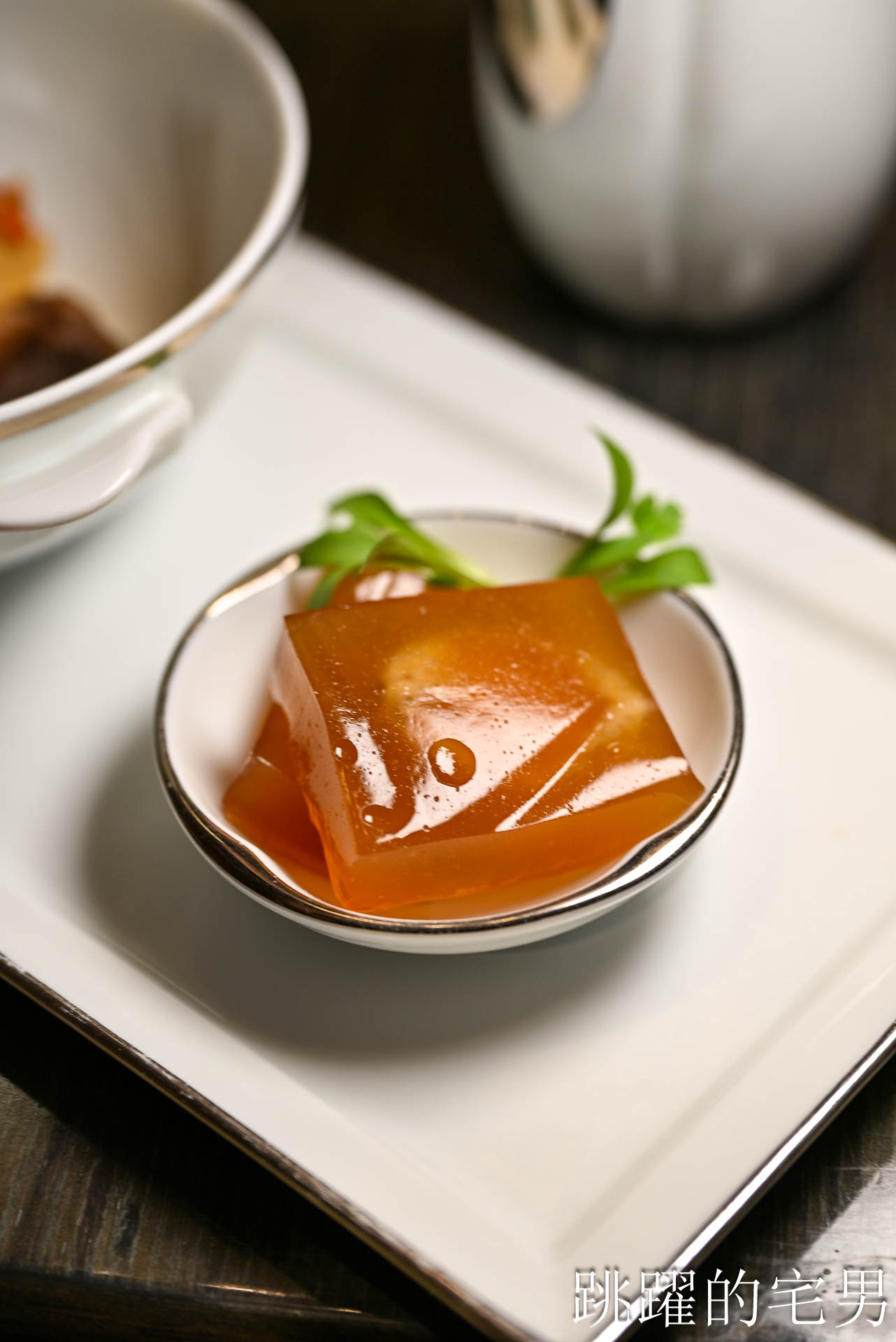 [南港美食]粵亮廣式料理-金魚餃可愛捨不得吃，居然有小當家熊貓豆腐! 烤鴨沾跳跳糖好吃到驚人! 六福萬怡酒店台北烤鴨