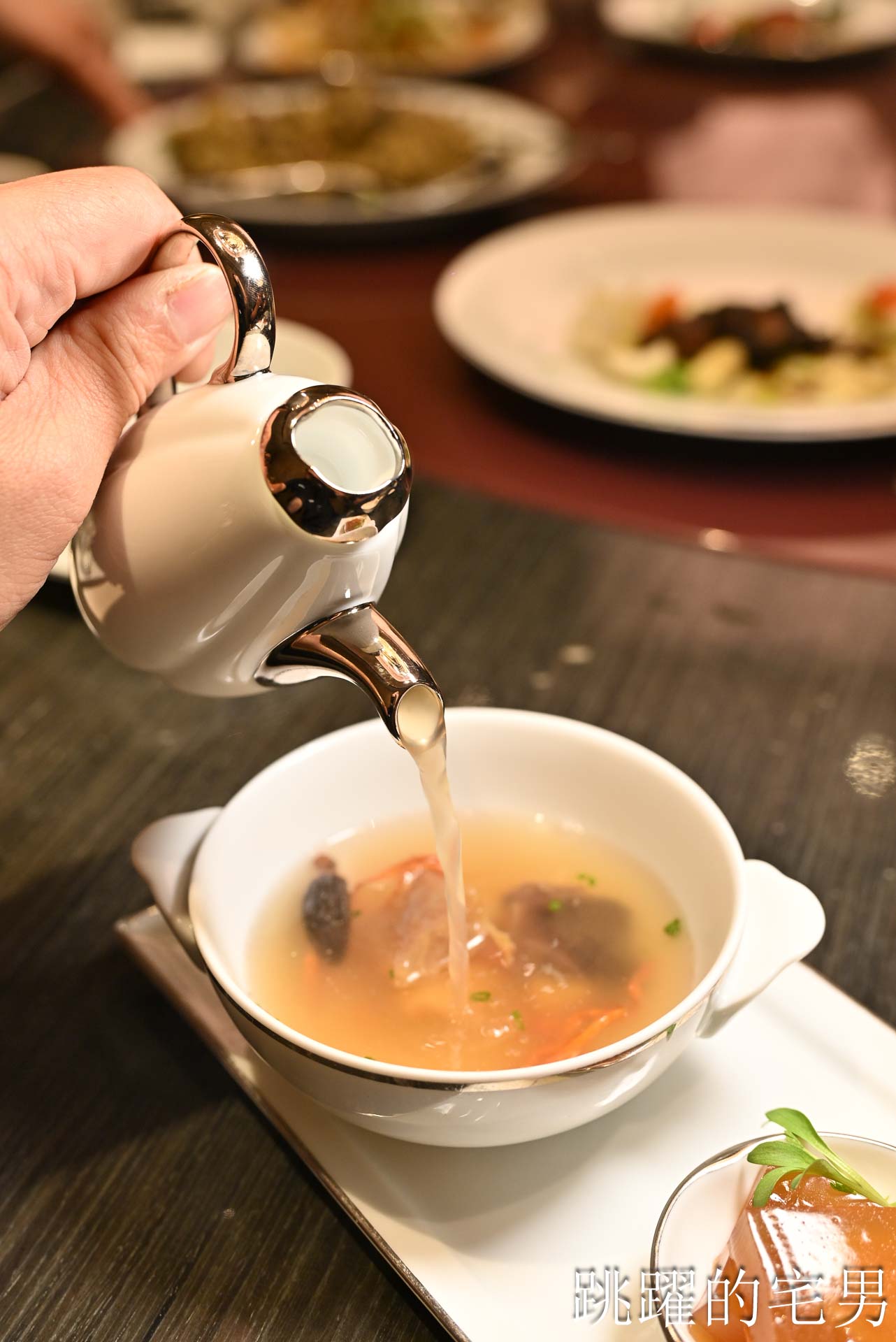 [南港美食]粵亮廣式料理-金魚餃可愛捨不得吃，居然有小當家熊貓豆腐! 烤鴨沾跳跳糖好吃到驚人! 六福萬怡酒店台北烤鴨