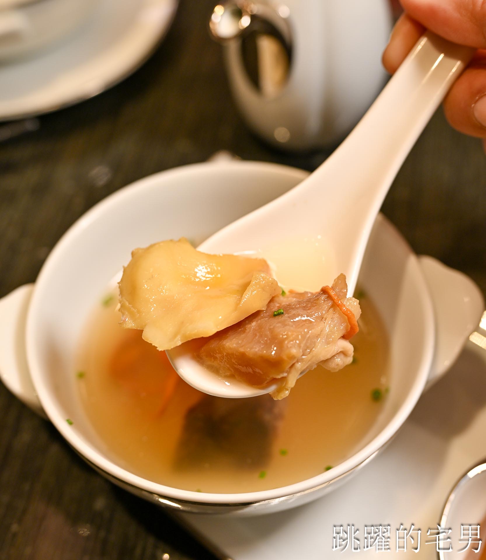 [南港美食]粵亮廣式料理-金魚餃可愛捨不得吃，居然有小當家熊貓豆腐! 烤鴨沾跳跳糖好吃到驚人! 六福萬怡酒店台北烤鴨