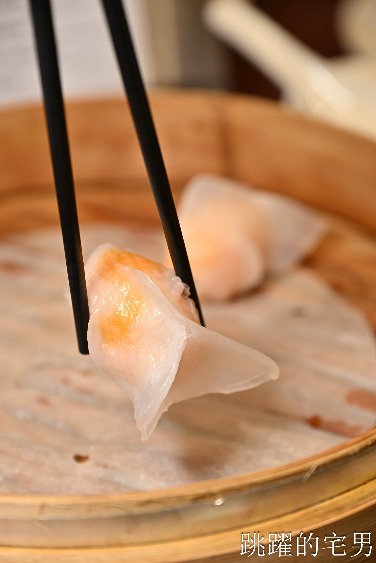 [南港美食]粵亮廣式料理-金魚餃可愛捨不得吃，居然有小當家熊貓豆腐! 烤鴨沾跳跳糖好吃到驚人! 六福萬怡酒店台北烤鴨