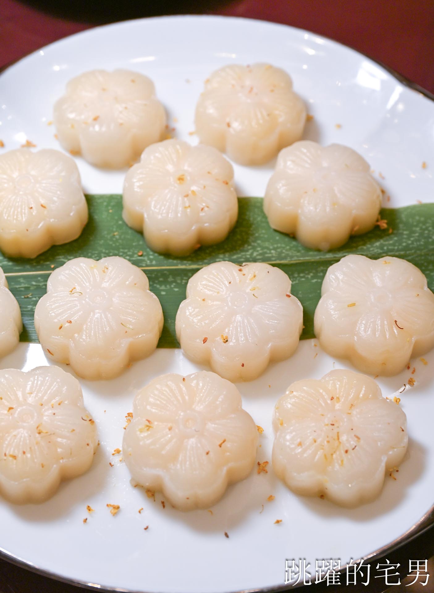 [南港美食]粵亮廣式料理-金魚餃可愛捨不得吃，居然有小當家熊貓豆腐! 烤鴨沾跳跳糖好吃到驚人! 六福萬怡酒店台北烤鴨
