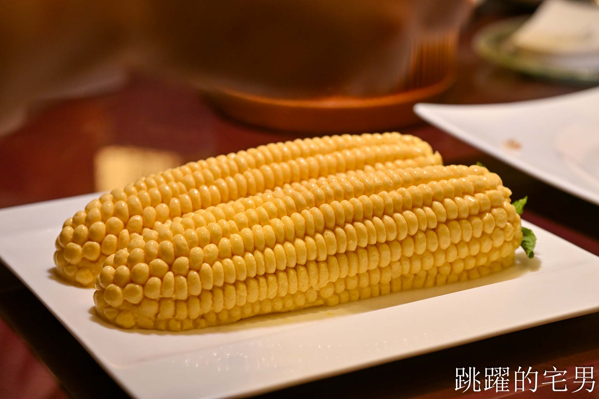 [南港美食]粵亮廣式料理-金魚餃可愛捨不得吃，居然有小當家熊貓豆腐! 烤鴨沾跳跳糖好吃到驚人! 六福萬怡酒店台北烤鴨