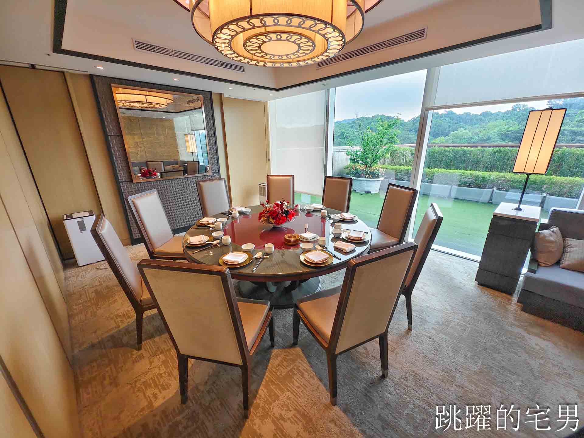 [南港美食]粵亮廣式料理-金魚餃可愛捨不得吃，居然有小當家熊貓豆腐! 烤鴨沾跳跳糖好吃到驚人! 六福萬怡酒店台北烤鴨