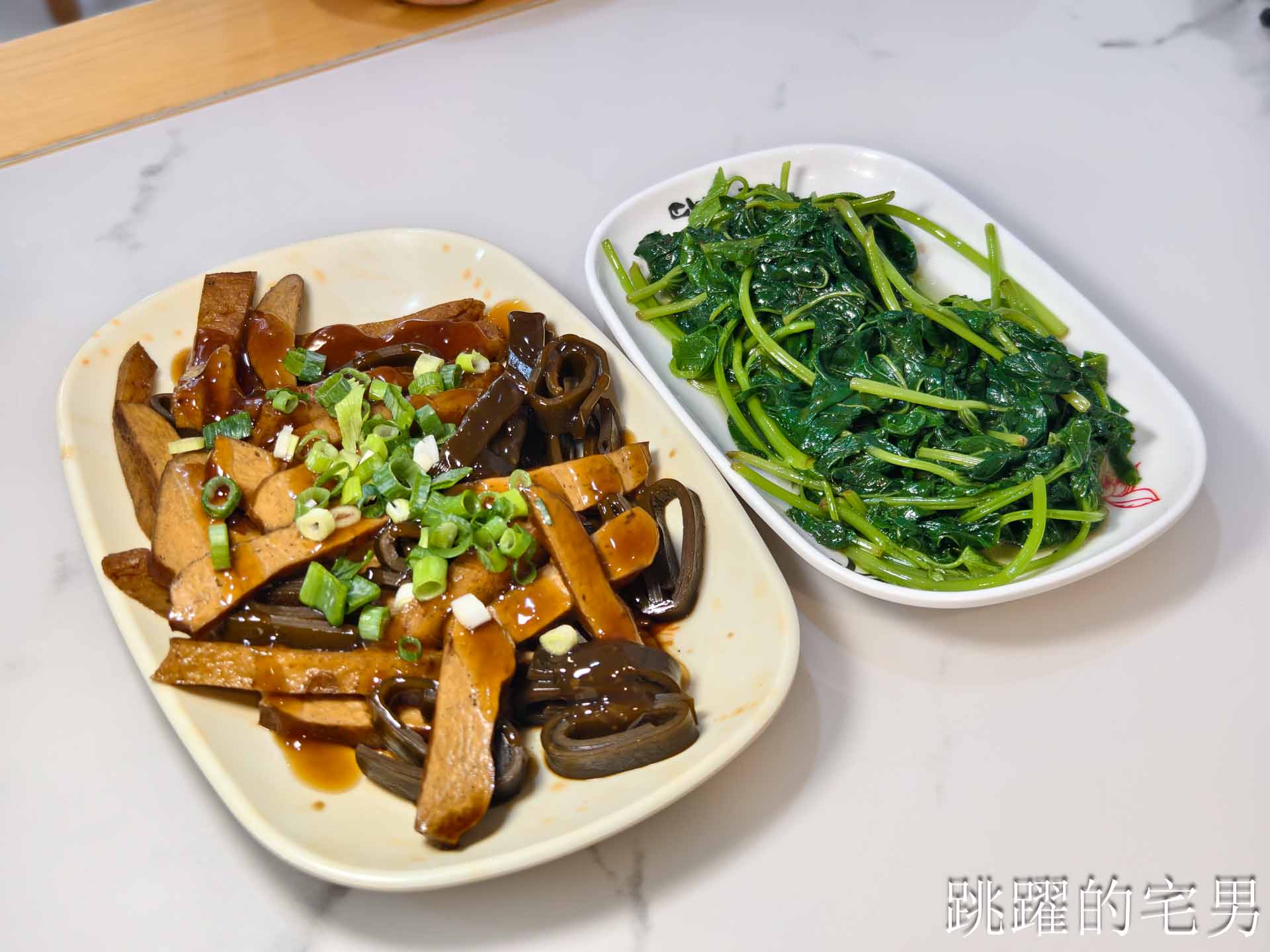 [花蓮吉安美食]嘉惠麵店:花蓮大份量乾麵吃很爽，必加自製辣椒