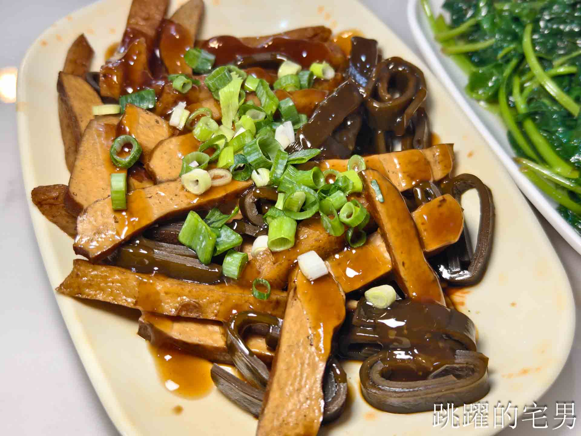 [花蓮吉安美食]嘉惠麵店:花蓮大份量乾麵吃很爽，必加自製辣椒