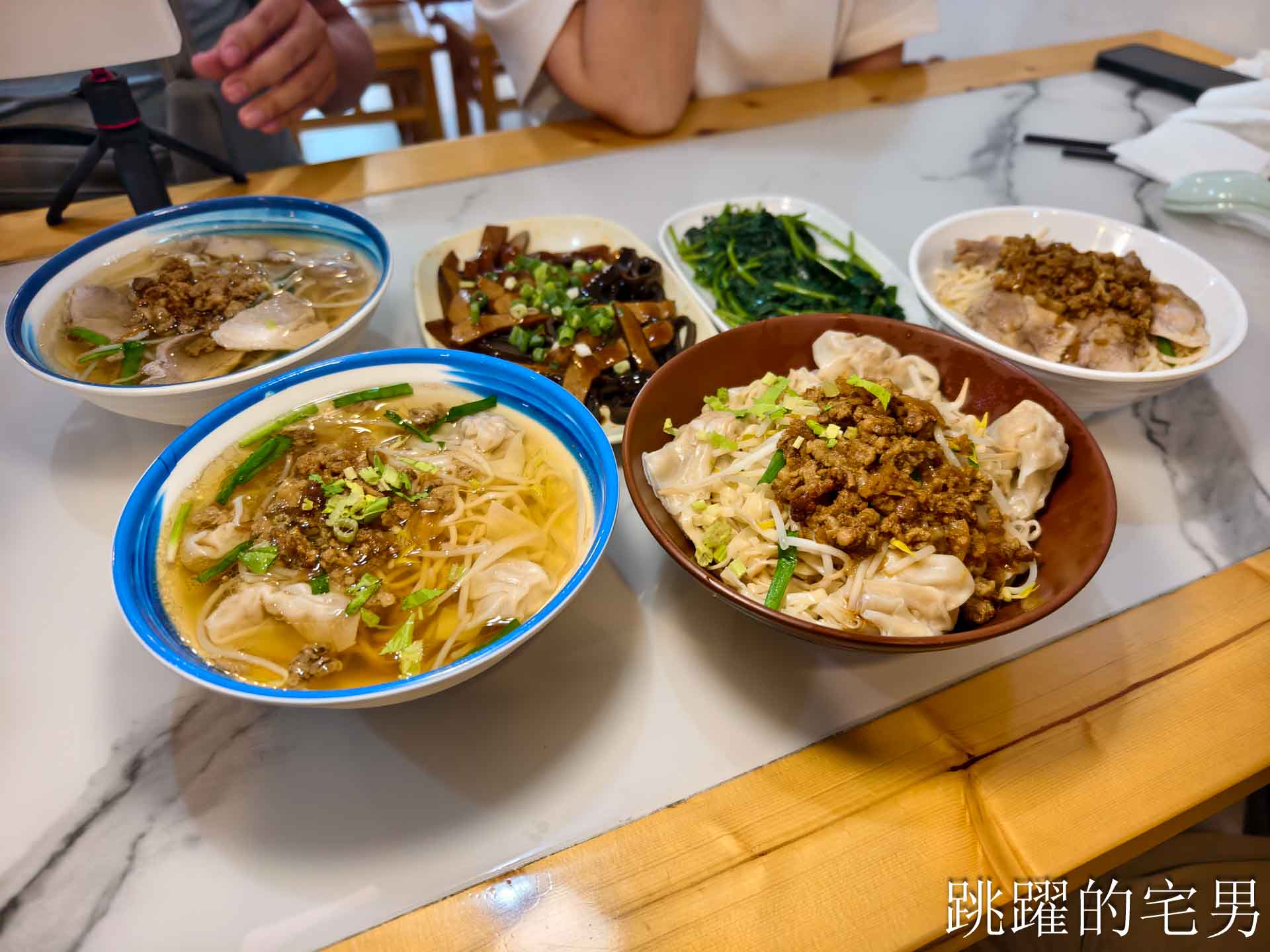 [花蓮吉安美食]嘉惠麵店:花蓮大份量乾麵吃很爽，必加自製辣椒