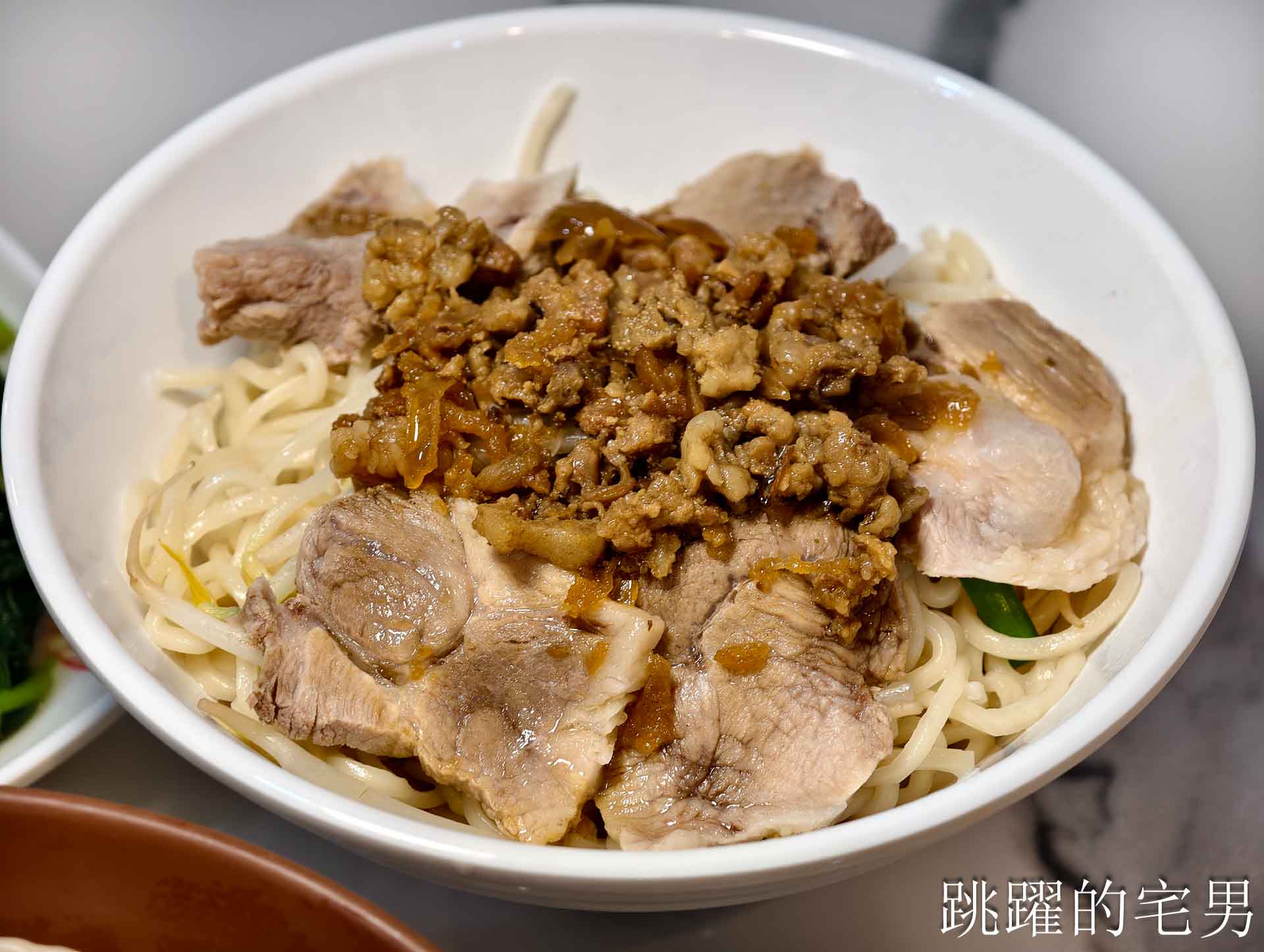 [花蓮吉安美食]嘉惠麵店:花蓮大份量乾麵吃很爽，必加自製辣椒