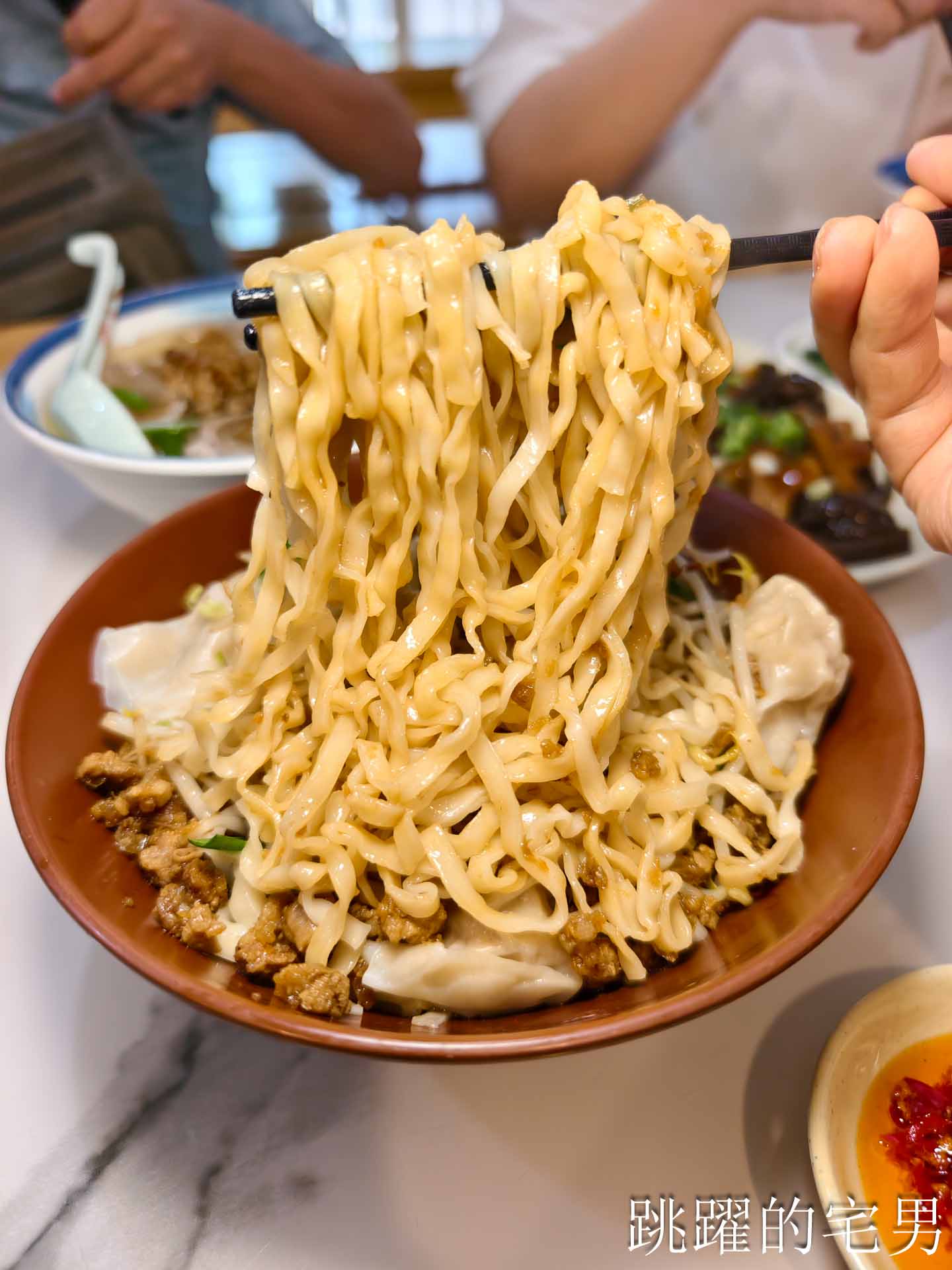 [花蓮吉安美食]嘉惠麵店:花蓮大份量乾麵吃很爽，必加自製辣椒