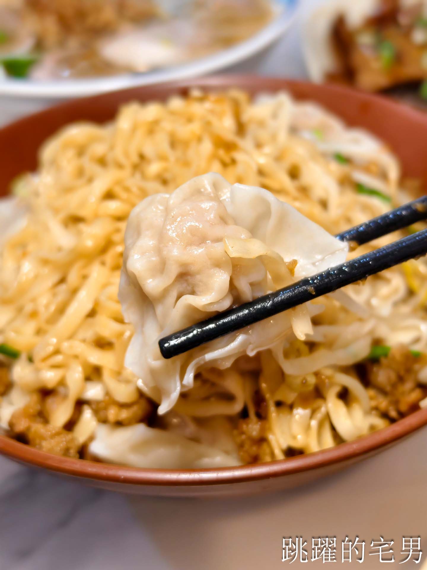 [花蓮吉安美食]嘉惠麵店:花蓮大份量乾麵吃很爽，必加自製辣椒