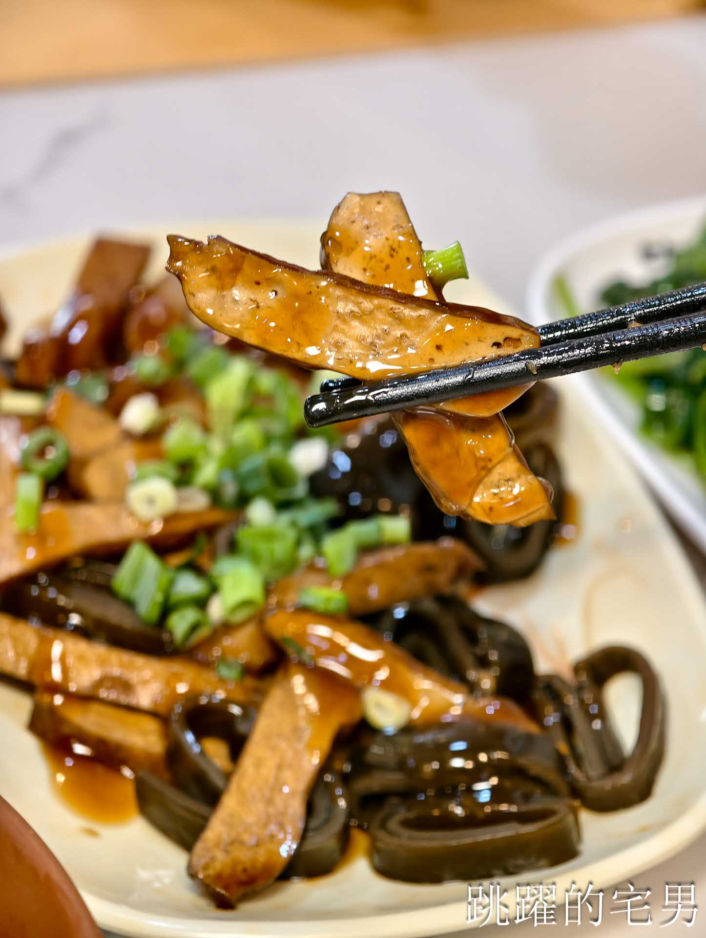 [花蓮吉安美食]嘉惠麵店:花蓮大份量乾麵吃很爽，必加自製辣椒