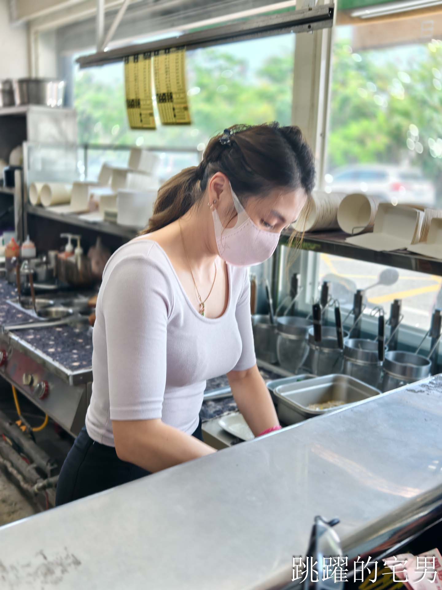 [花蓮吉安美食]嘉惠麵店:花蓮大份量乾麵吃很爽，必加自製辣椒