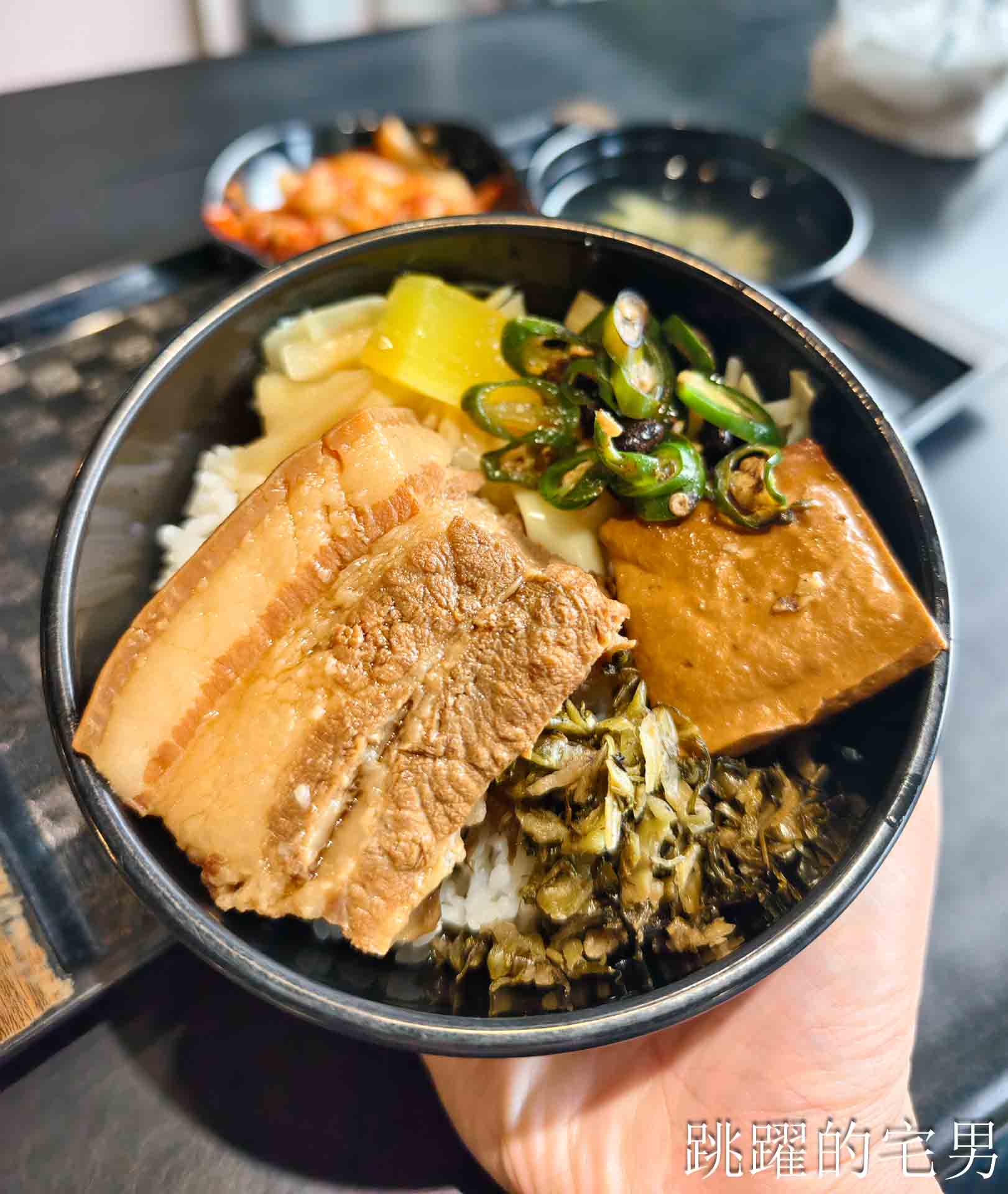 [花蓮美食]再訪滷大夫新城爌肉飯-厚切又超級軟!，在地人都願意排隊好吃控肉飯、牛丼，絕妙煙燻辣椒，豬腳必吃!  花蓮下午有營業餐廳，花蓮控肉飯