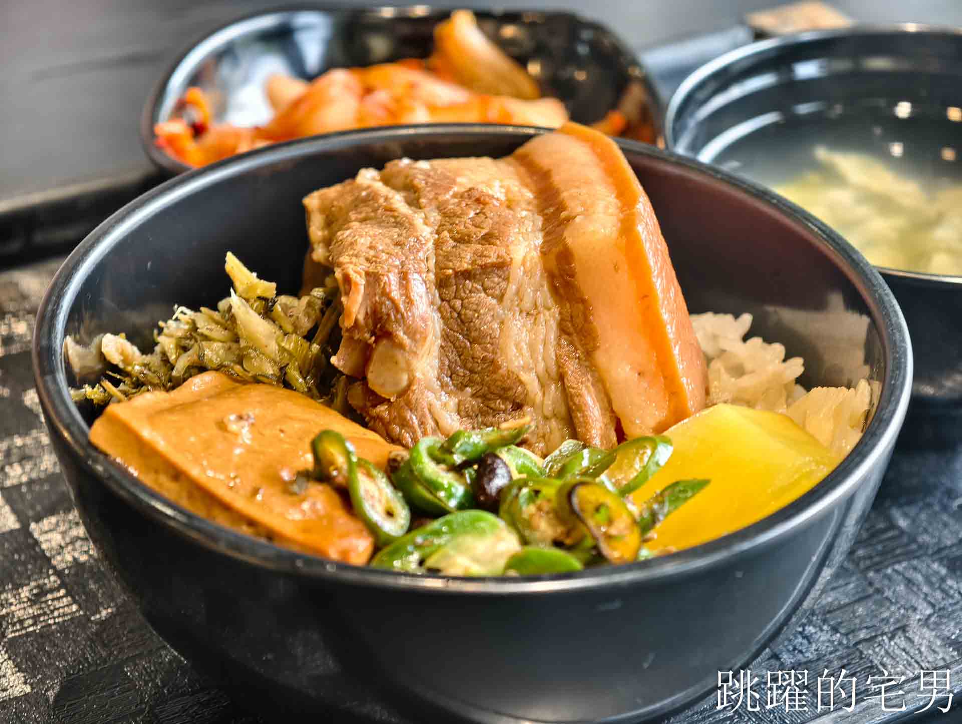 網站近期文章：[花蓮美食]再訪滷大夫新城爌肉飯-厚切又超級軟!，在地人都願意排隊好吃控肉飯、牛丼，絕妙煙燻辣椒，豬腳必吃!  花蓮下午有營業餐廳，花蓮控肉飯