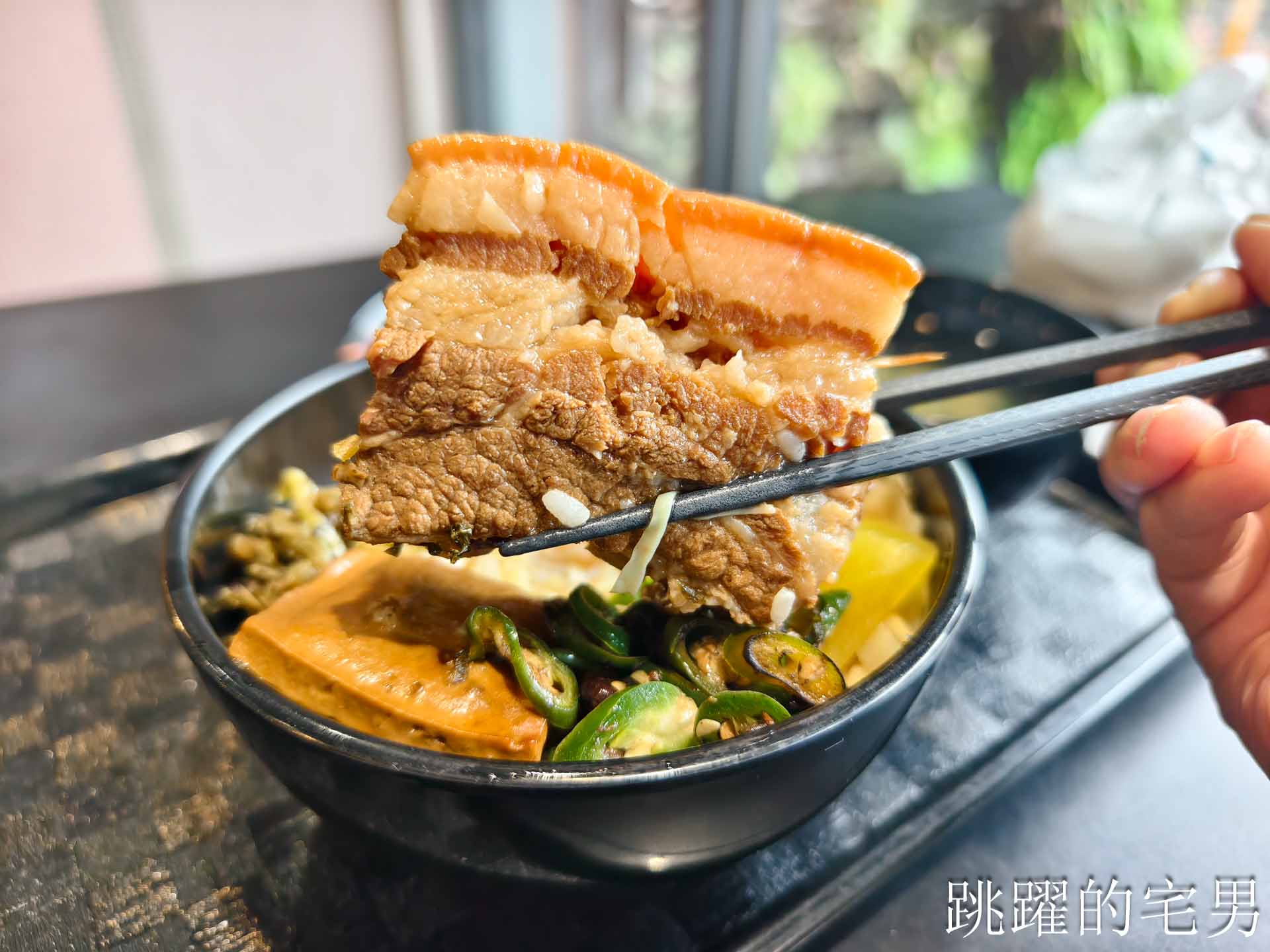 [花蓮美食]再訪滷大夫新城爌肉飯-厚切又超級軟!，在地人都願意排隊好吃控肉飯、牛丼，絕妙煙燻辣椒，豬腳必吃!  花蓮下午有營業餐廳，花蓮控肉飯