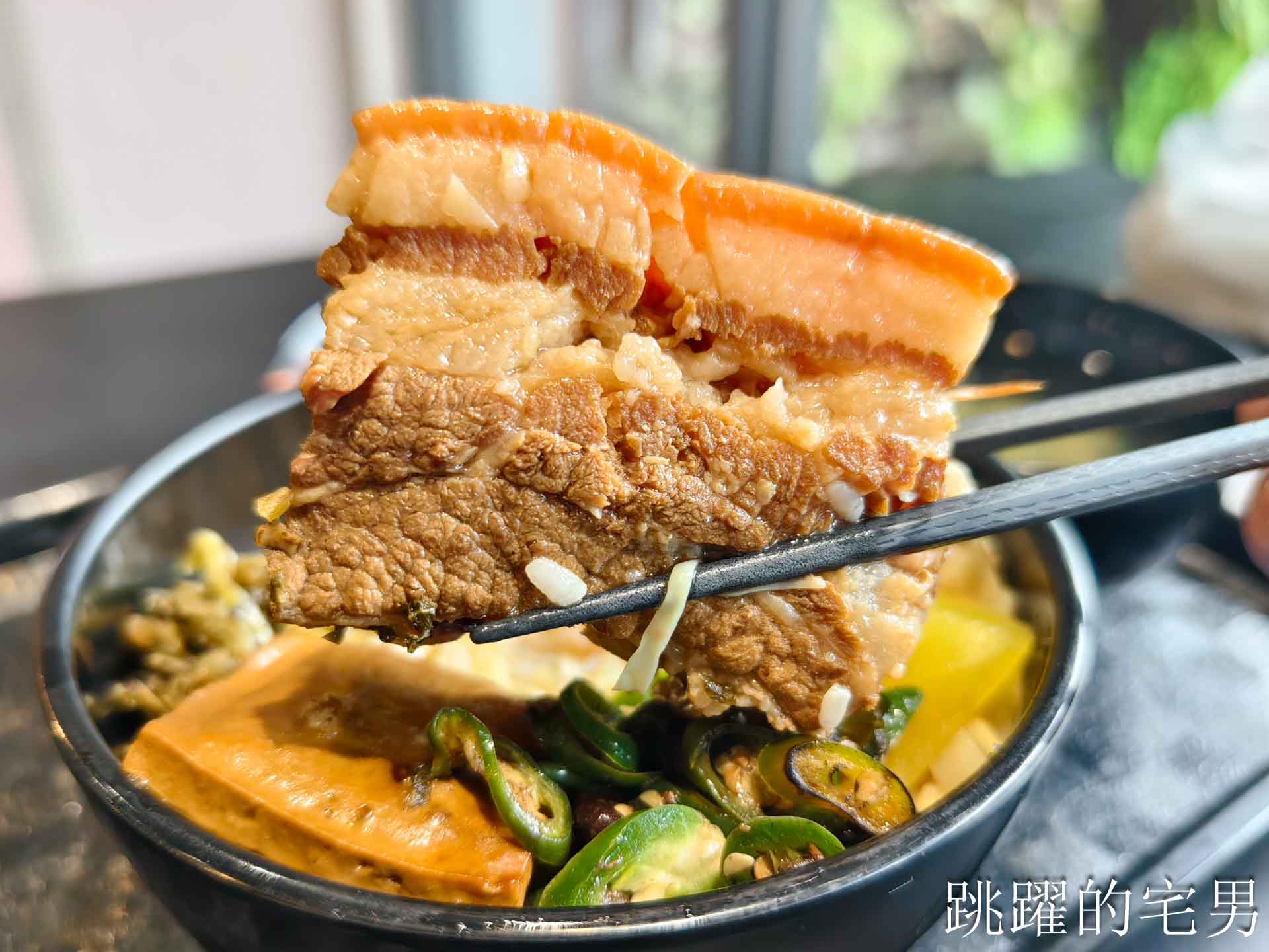 [花蓮美食]再訪滷大夫新城爌肉飯-厚切又超級軟!，在地人都願意排隊好吃控肉飯、牛丼，絕妙煙燻辣椒，豬腳必吃!  花蓮下午有營業餐廳，花蓮控肉飯