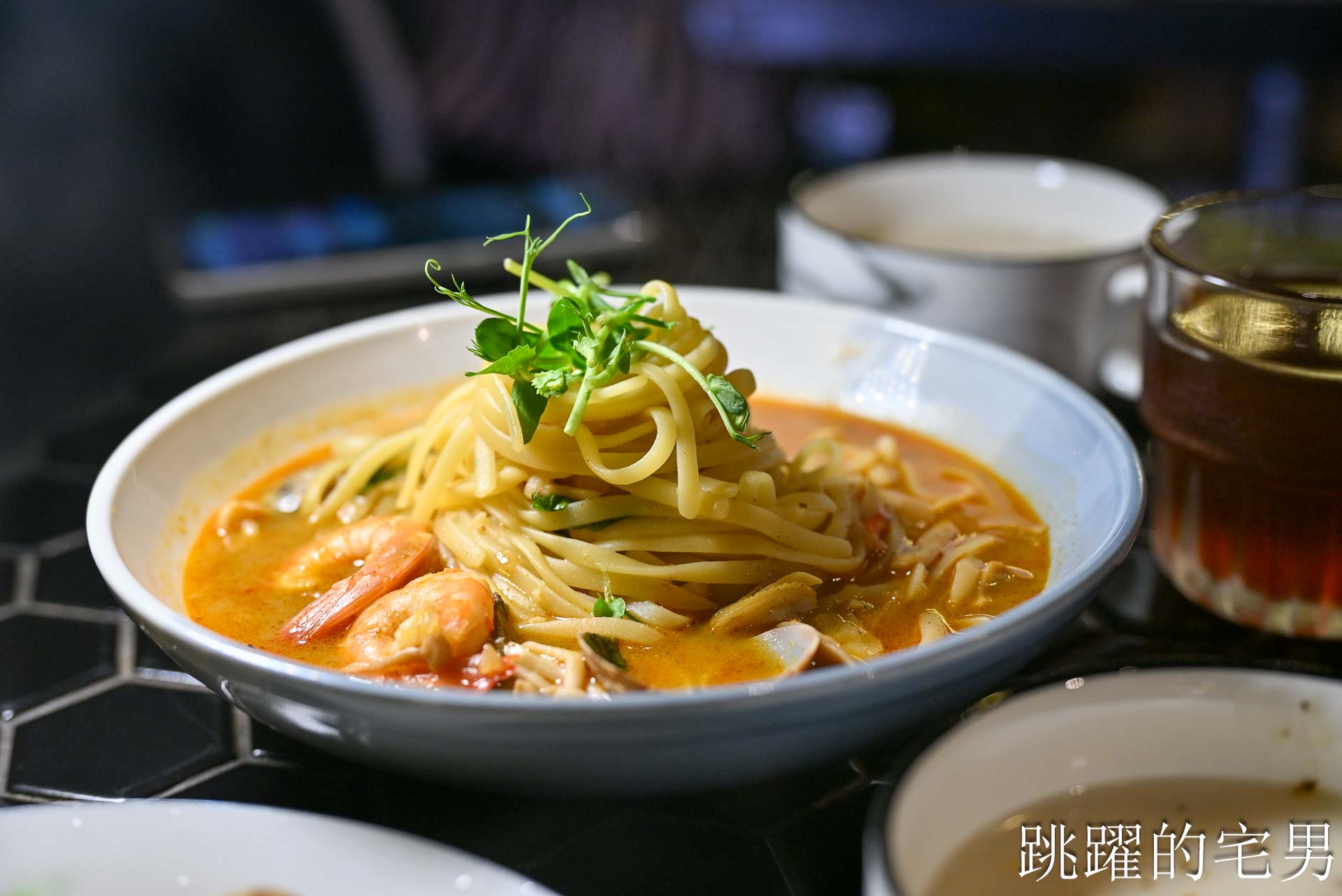 [台北大巨蛋美食]Hërs biströ 她/的餐酒-信義區商業午餐140元起太佛心！台北平價義大利麵不收服務費還附濃湯紅茶，這C/P值在信義區真的沒對手! 她的餐酒館