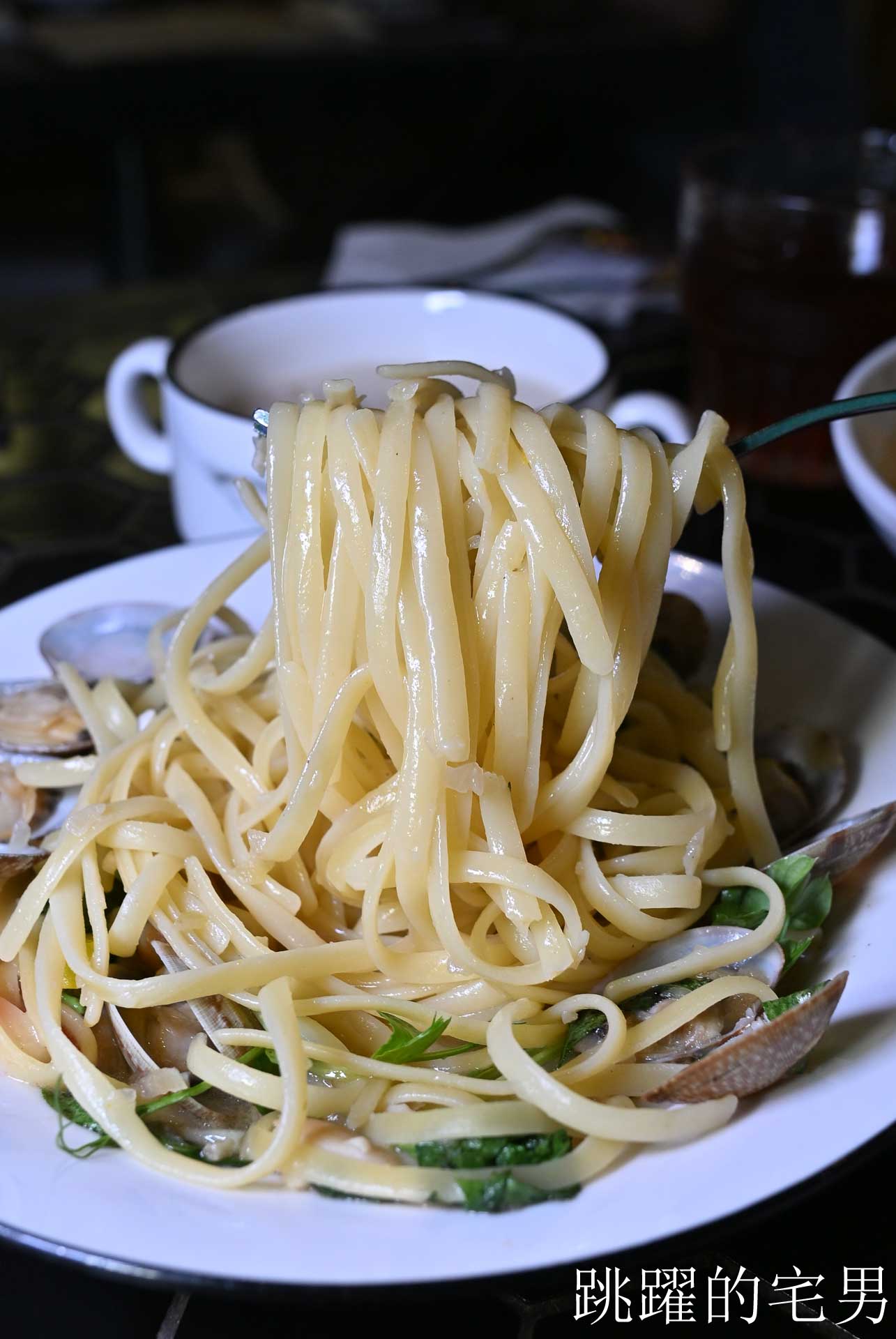 [台北大巨蛋美食]Hërs biströ 她/的餐酒-信義區商業午餐140元起太佛心！台北平價義大利麵不收服務費還附濃湯紅茶，這C/P值在信義區真的沒對手! 她的餐酒館